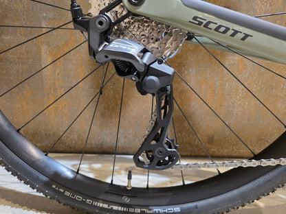 Gravel/Cyclocross von Scott, SCOTT ADDICT GRAVEL 50 / UNDERGROWT GREEN / M vor USEDBIKES - OB.DE Hintergrund