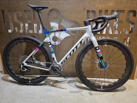 Gravel/Cyclocross von Scott, SCOTT ADDICT GRAVEL RC / BELUGA GREY / M vor USEDBIKES - OB.DE Hintergrund