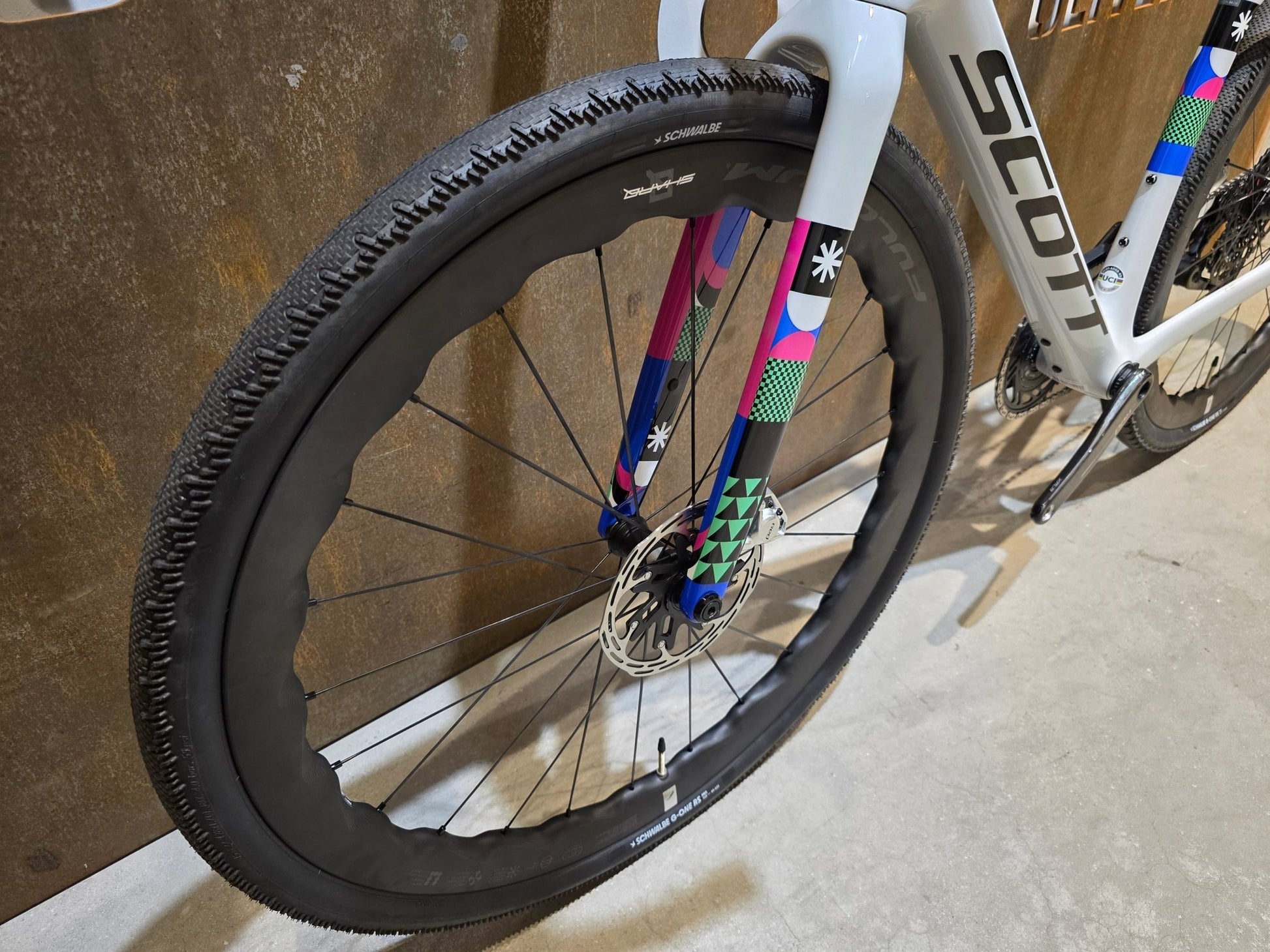 Gravel/Cyclocross von Scott, SCOTT ADDICT GRAVEL RC / BELUGA GREY / M vor USEDBIKES - OB.DE Hintergrund