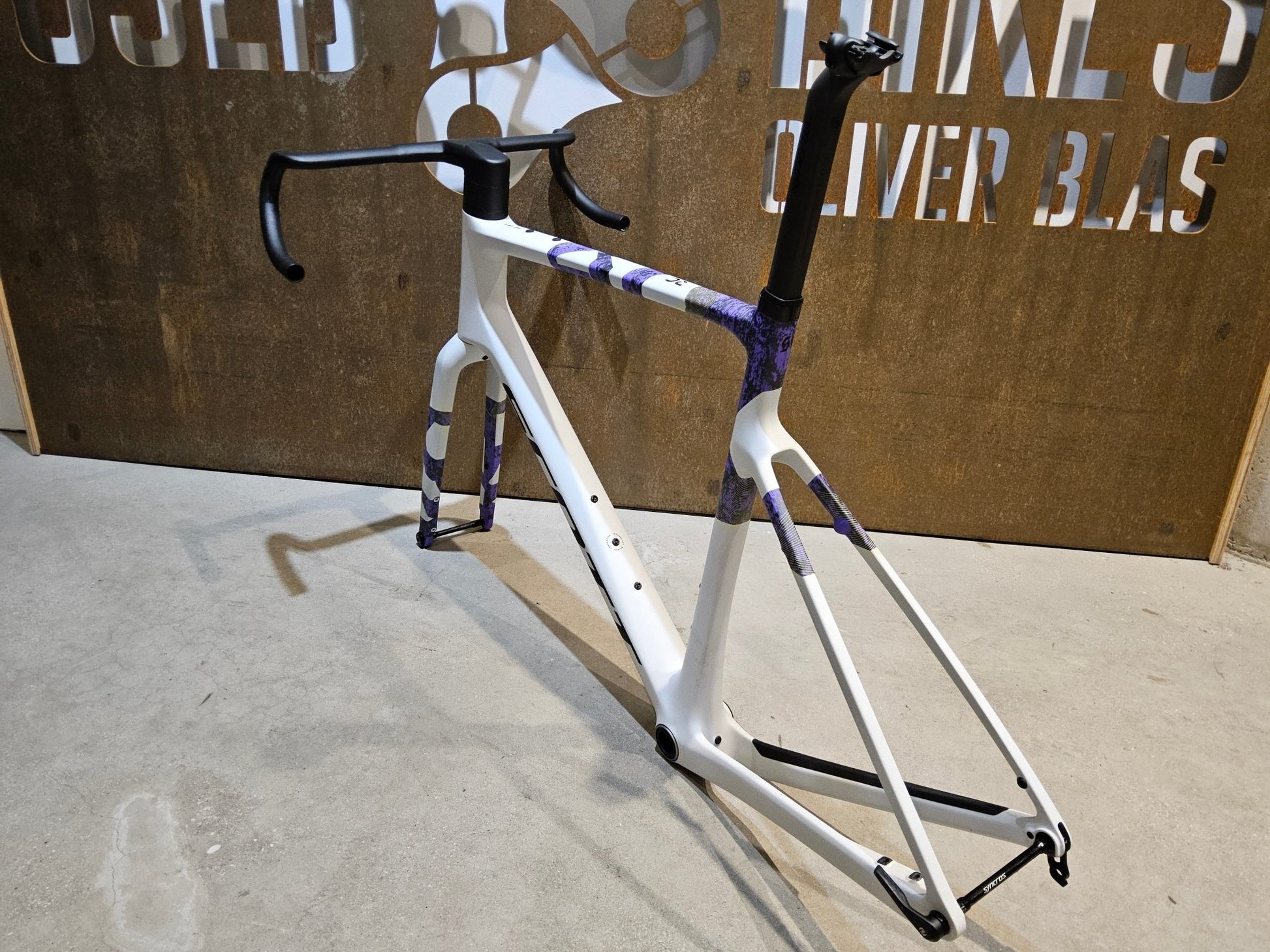 Gravel - /Cyclocrossrahmen von Scott, SCOTT ADDICT GRAVEL RC RAHMENSET / DISC / 58CM in variant_title vor USEDBIKES - OB.DE Hintergrund