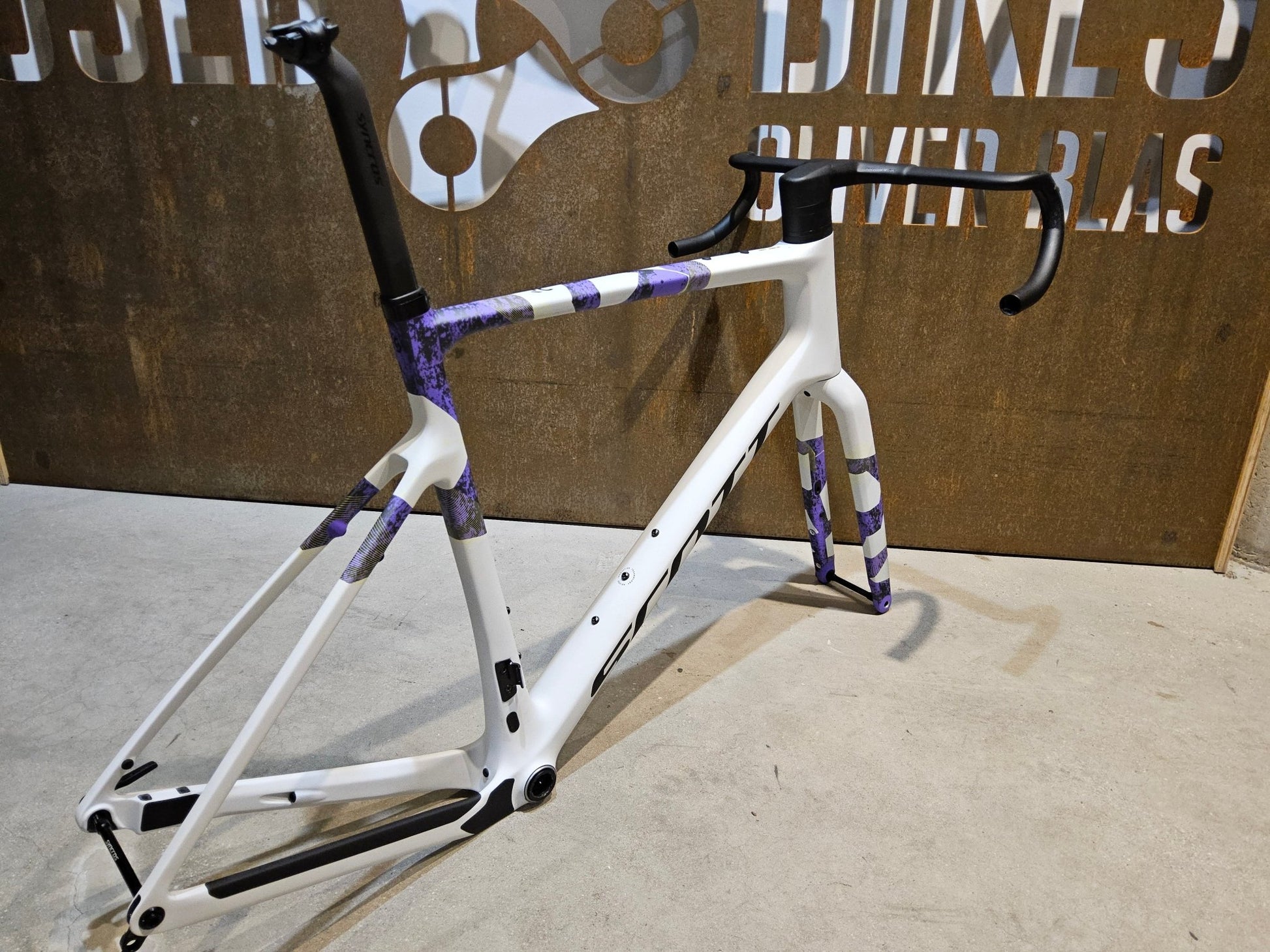 Gravel - /Cyclocrossrahmen von Scott, SCOTT ADDICT GRAVEL RC RAHMENSET / DISC / 58CM in variant_title vor USEDBIKES - OB.DE Hintergrund