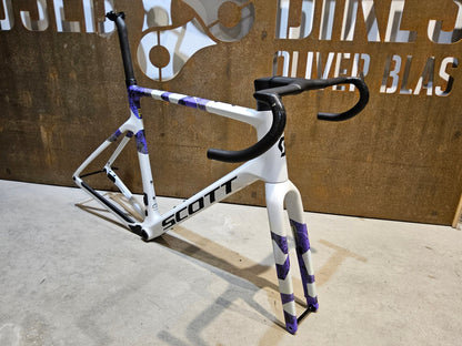 Gravel - /Cyclocrossrahmen von Scott, SCOTT ADDICT GRAVEL RC RAHMENSET / DISC / 58CM in variant_title vor USEDBIKES - OB.DE Hintergrund