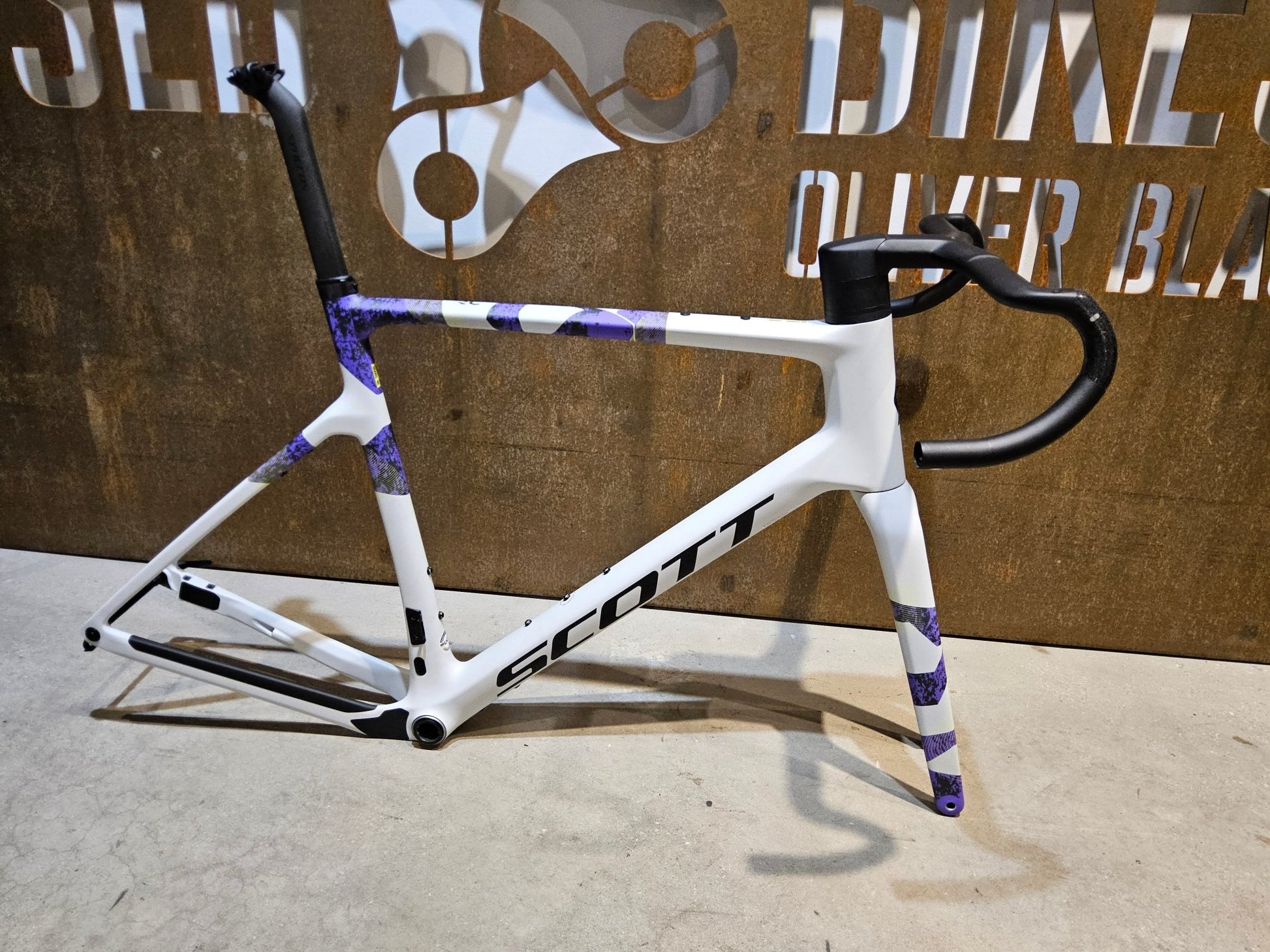 Gravel - /Cyclocrossrahmen von Scott, SCOTT ADDICT GRAVEL RC RAHMENSET / DISC / 58CM in variant_title vor USEDBIKES - OB.DE Hintergrund