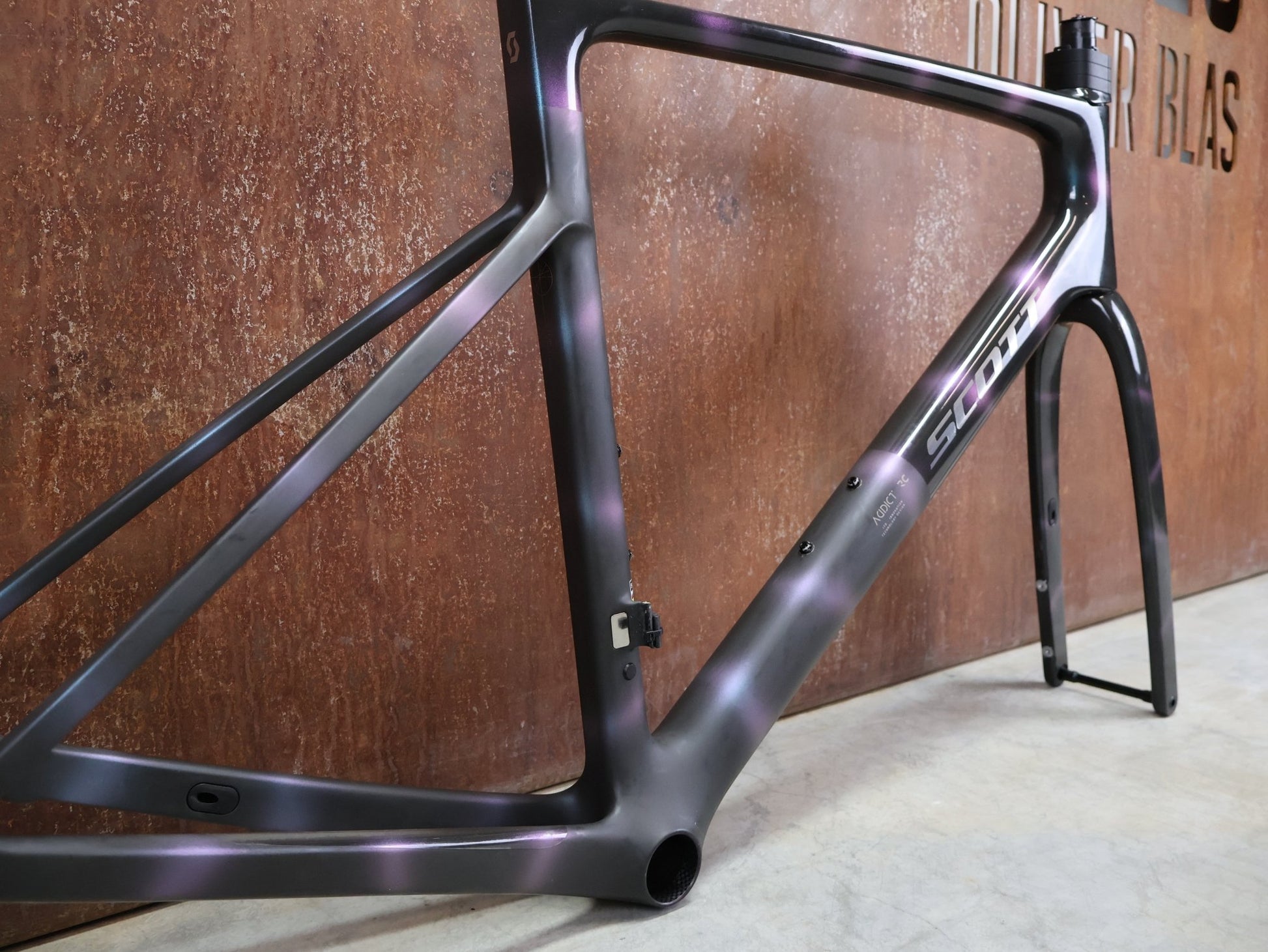 Rennradrahmen von Scott, SCOTT ADDICT RC ULTIMATE RAHMENSET / SUNBEAM BLACK / DISC / 56CM vor USEDBIKES - OB.DE Hintergrund