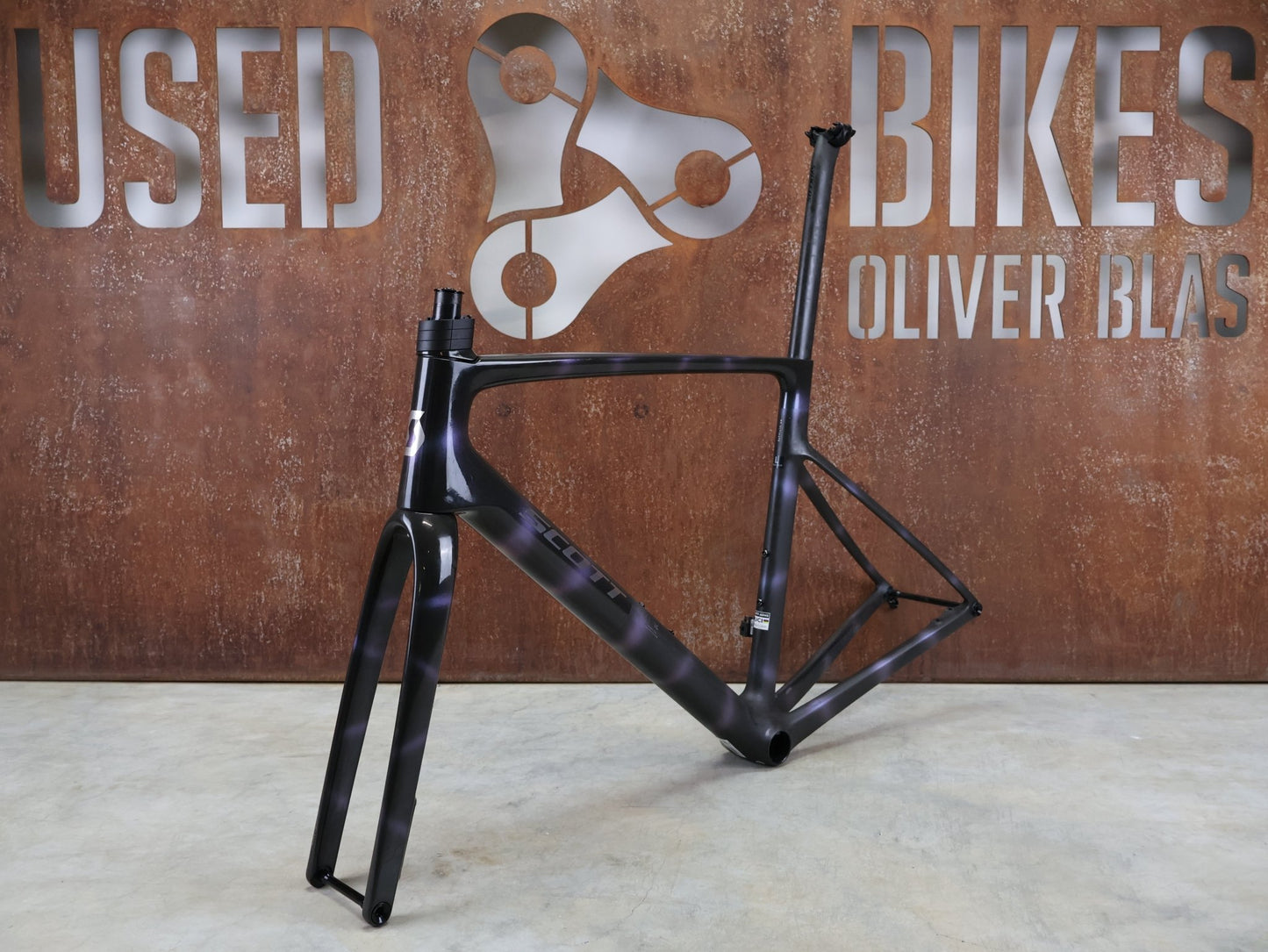 Rennradrahmen von Scott, SCOTT ADDICT RC ULTIMATE RAHMENSET / SUNBEAM BLACK / DISC / 56CM vor USEDBIKES - OB.DE Hintergrund