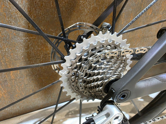 Rennrad von Scott, SCOTT ADDICT RC ULTIMATE / SUNBEAM BLACK / M vor USEDBIKES - OB.DE Hintergrund