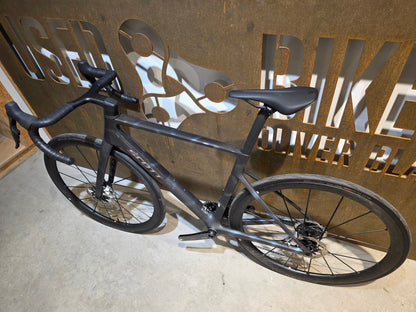 Rennrad von Scott, SCOTT ADDICT RC ULTIMATE / SUNBEAM BLACK / M vor USEDBIKES - OB.DE Hintergrund