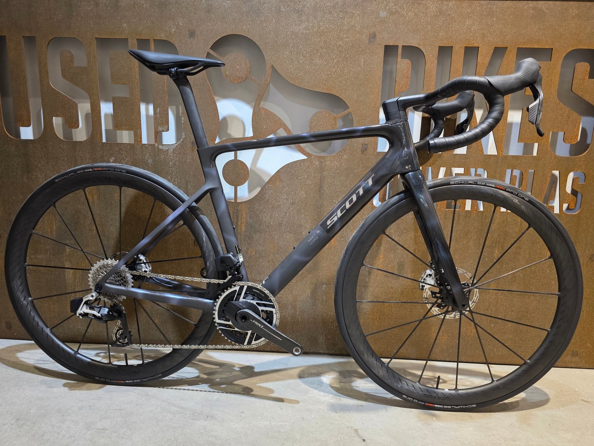 Rennrad von Scott, SCOTT ADDICT RC ULTIMATE / SUNBEAM BLACK / M vor USEDBIKES - OB.DE Hintergrund