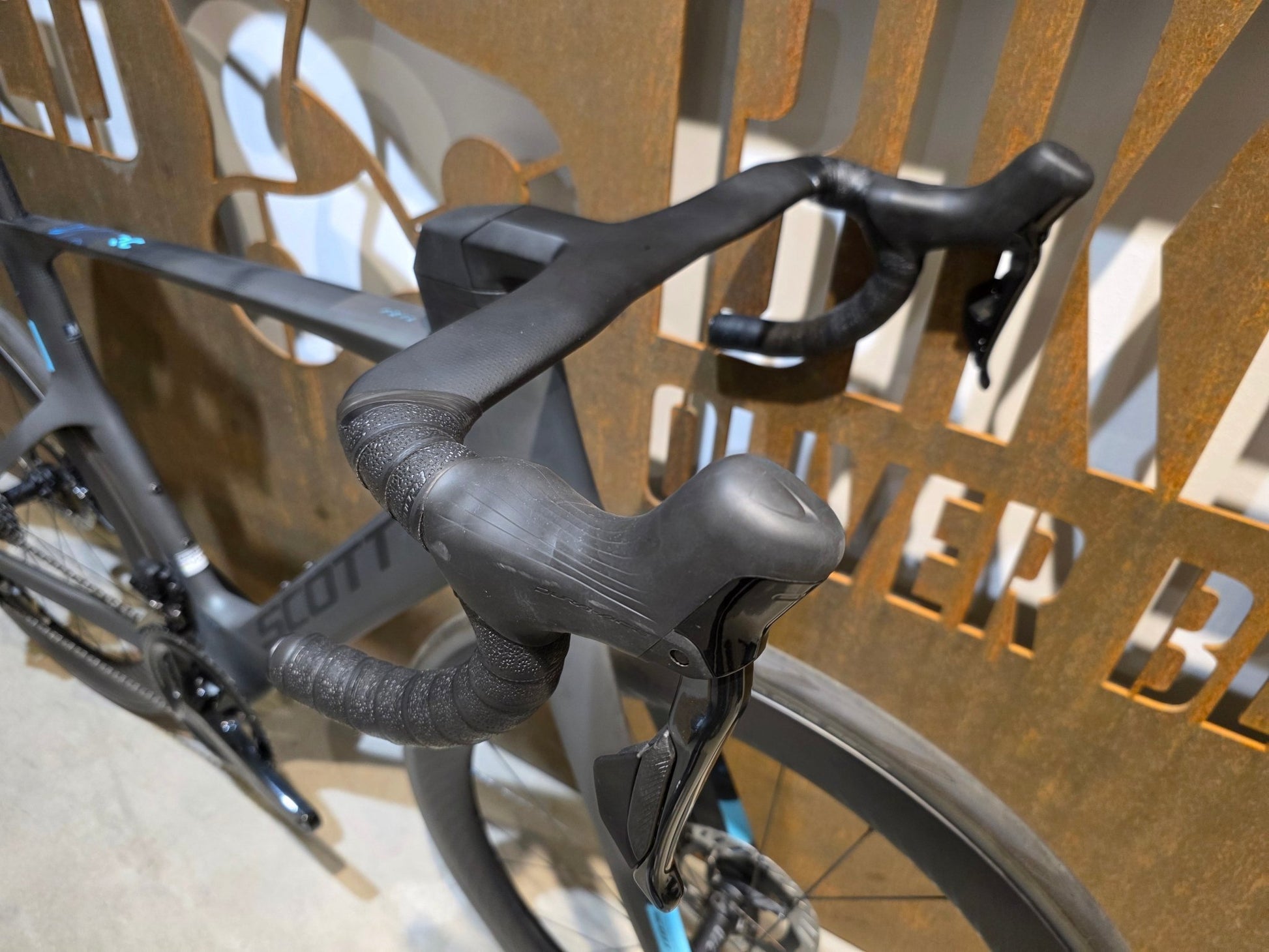 Rennrad von Scott, SCOTT FOIL RC PRO / M vor USEDBIKES - OB.DE Hintergrund