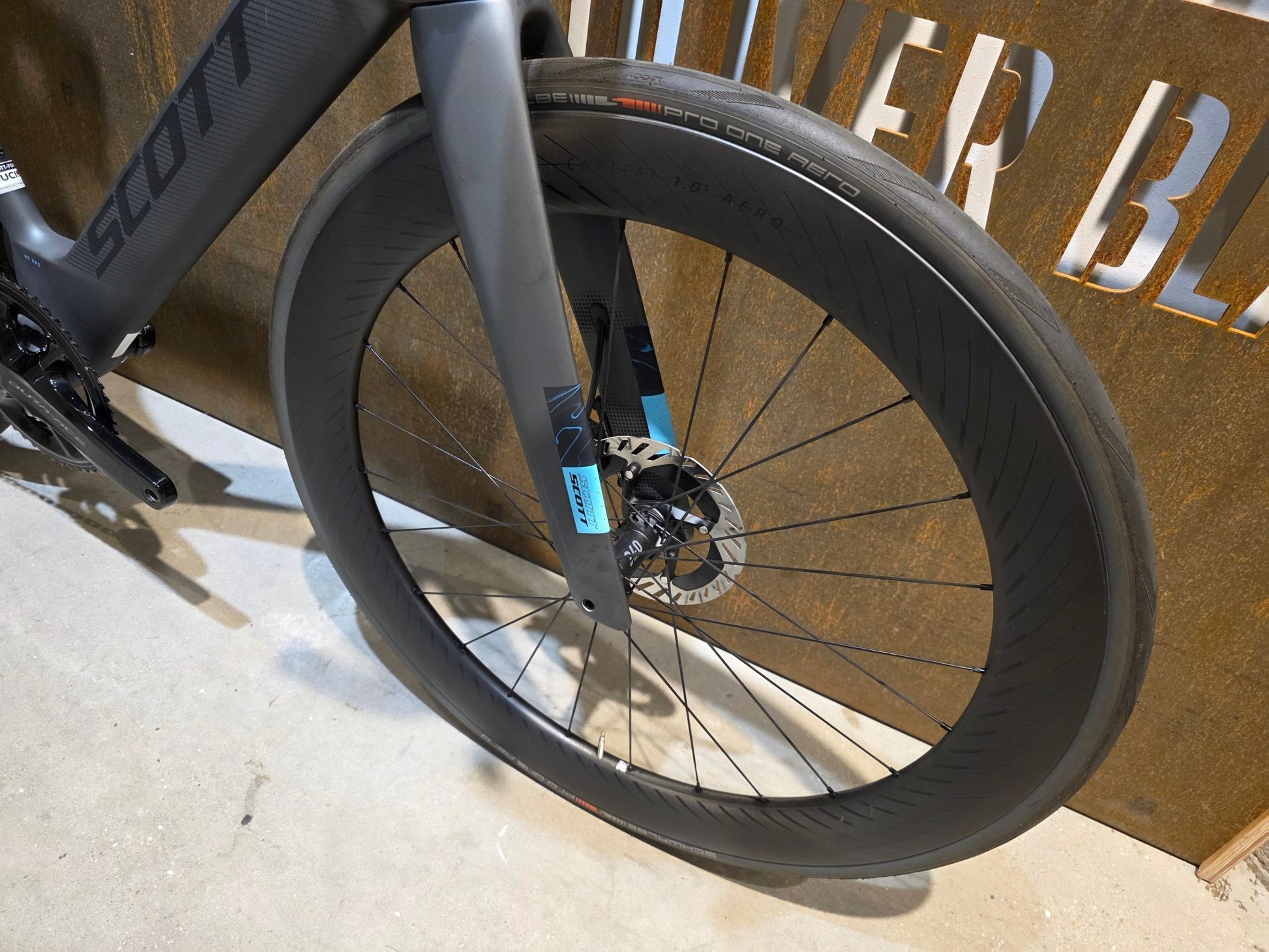 Rennrad von Scott, SCOTT FOIL RC PRO / M vor USEDBIKES - OB.DE Hintergrund