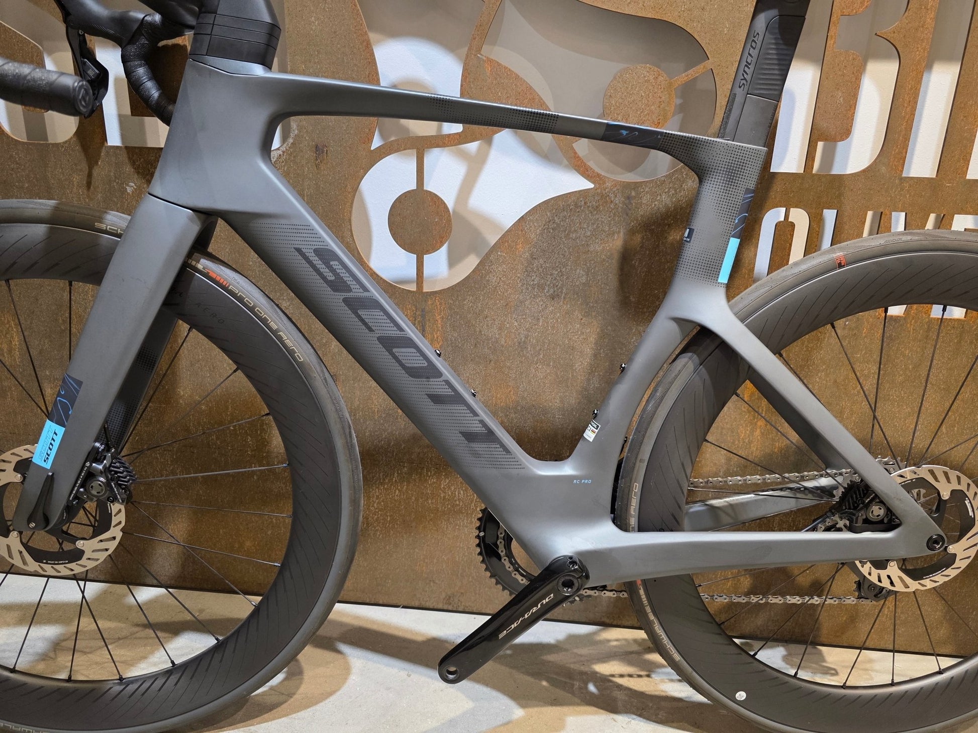 Rennrad von Scott, SCOTT FOIL RC PRO / M vor USEDBIKES - OB.DE Hintergrund