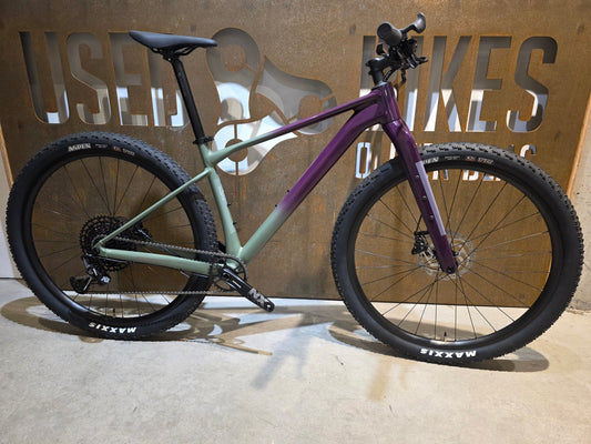 Mountainbike von Scott, SCOTT SCALE GRAVEL 20 / OLIVINE GREEN / BLACKBERRY PURPL / M vor USEDBIKES - OB.DE Hintergrund