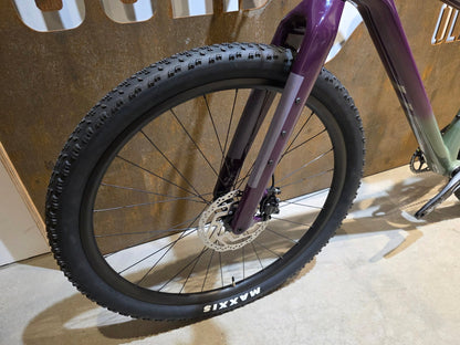 Mountainbike von Scott, SCOTT SCALE GRAVEL 20 / OLIVINE GREEN / BLACKBERRY PURPL / M vor USEDBIKES - OB.DE Hintergrund