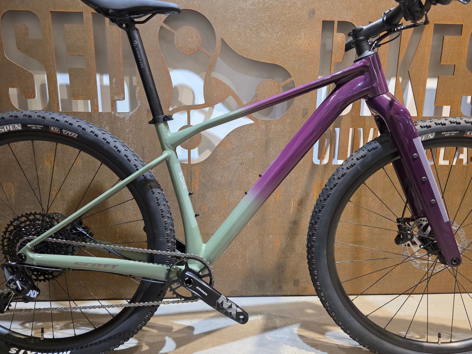 Mountainbike von Scott, SCOTT SCALE GRAVEL 20 / OLIVINE GREEN / BLACKBERRY PURPL / M vor USEDBIKES - OB.DE Hintergrund