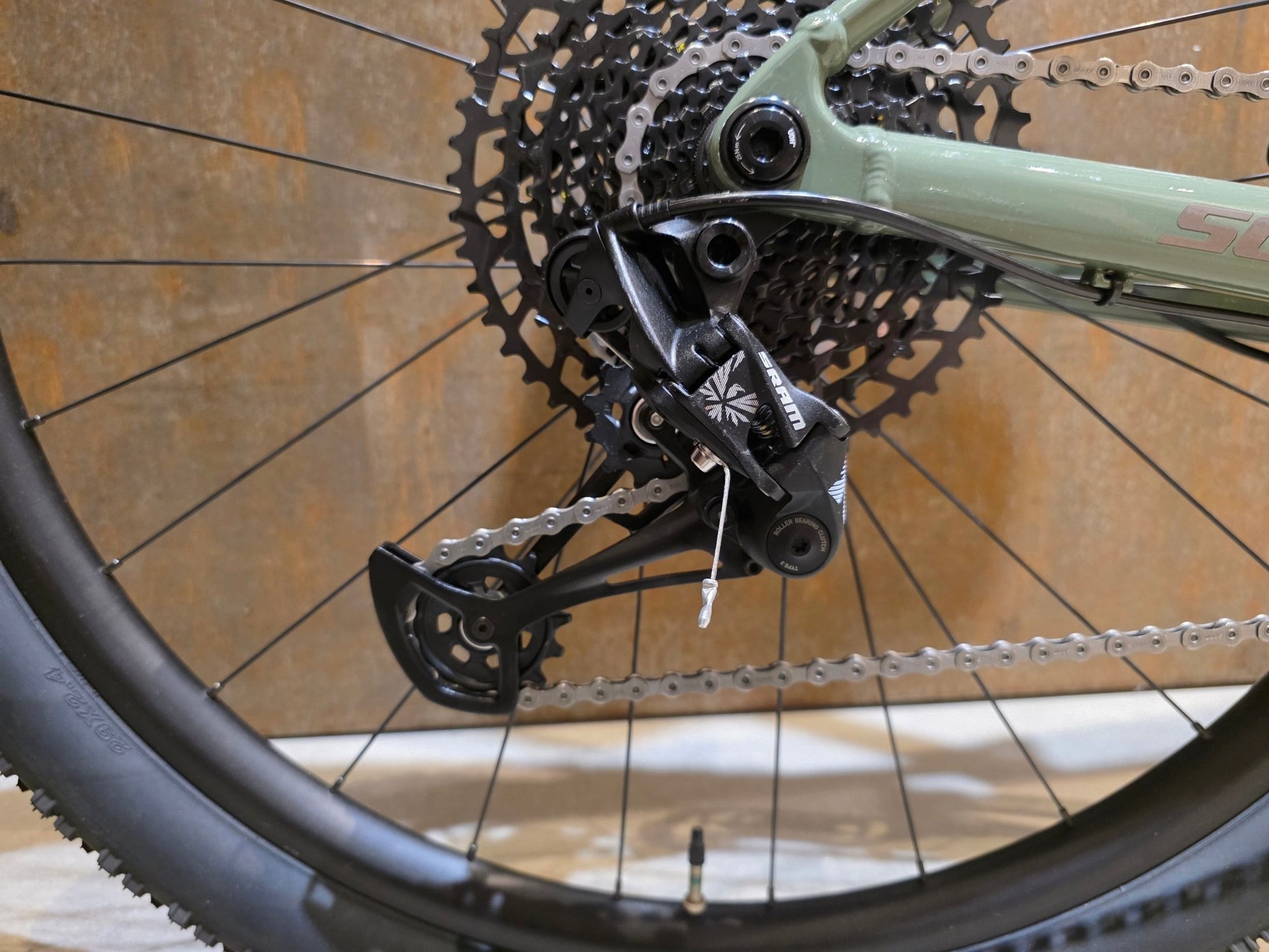 Mountainbike von Scott, SCOTT SCALE GRAVEL 20 / OLIVINE GREEN / BLACKBERRY PURPL / M vor USEDBIKES - OB.DE Hintergrund