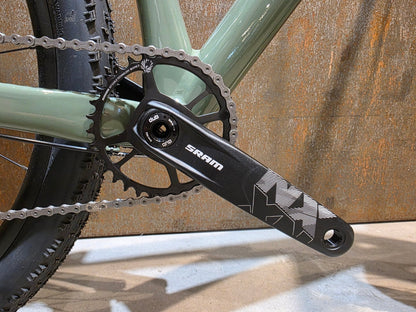 Mountainbike von Scott, SCOTT SCALE GRAVEL 20 / OLIVINE GREEN / BLACKBERRY PURPL / M vor USEDBIKES - OB.DE Hintergrund
