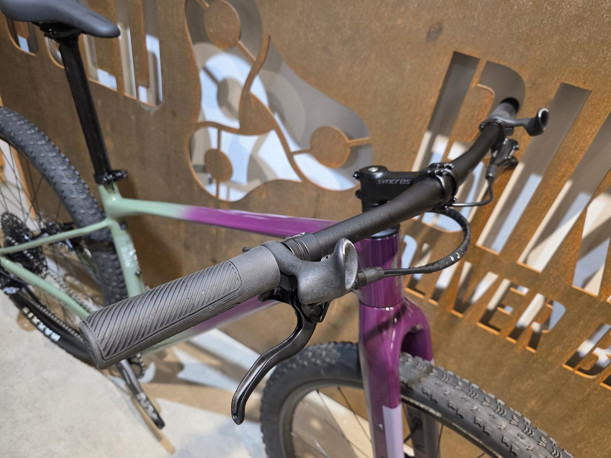 Mountainbike von Scott, SCOTT SCALE GRAVEL 20 / OLIVINE GREEN / BLACKBERRY PURPL / M vor USEDBIKES - OB.DE Hintergrund