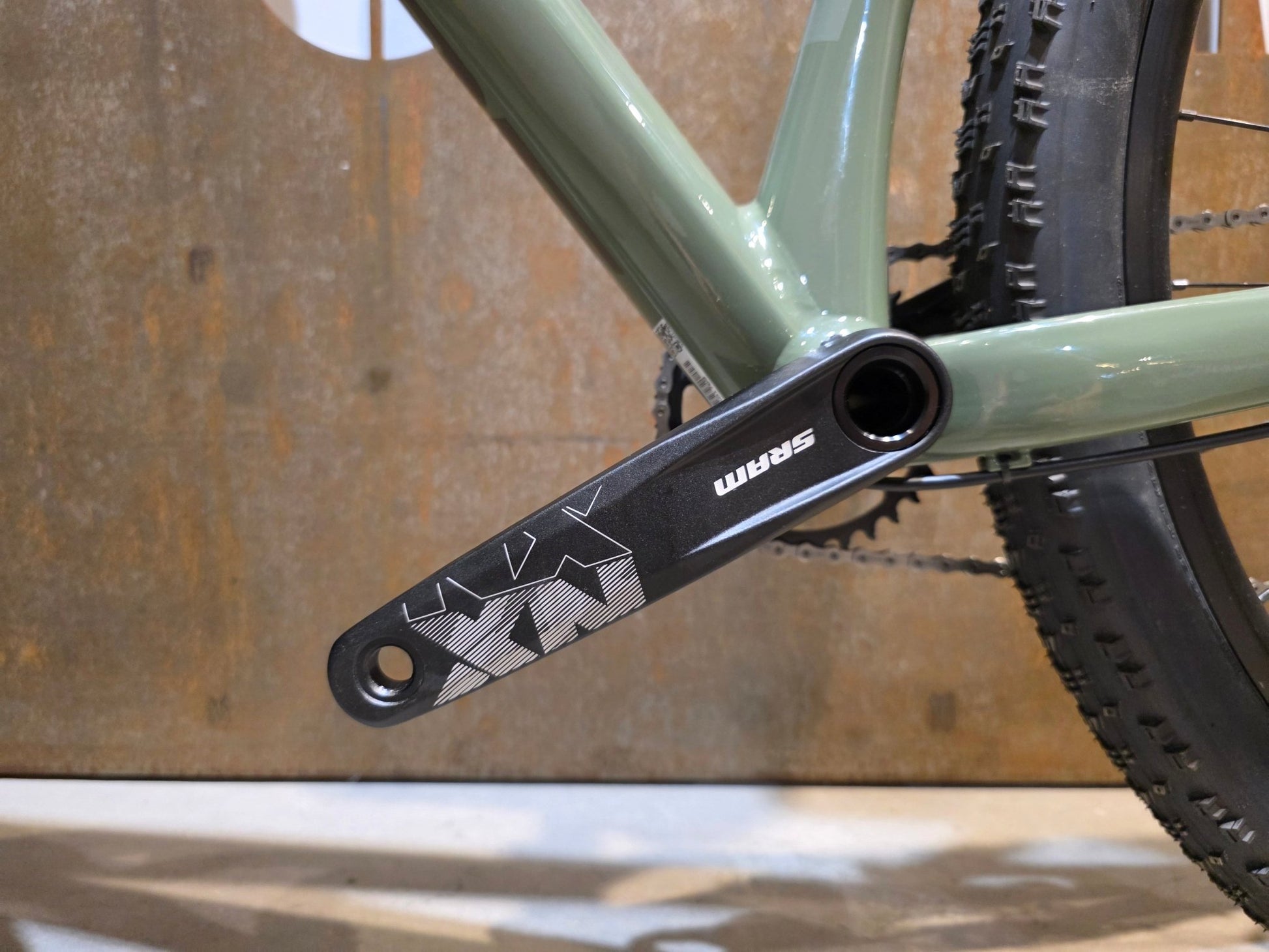 Mountainbike von Scott, SCOTT SCALE GRAVEL 20 / OLIVINE GREEN / BLACKBERRY PURPL / M vor USEDBIKES - OB.DE Hintergrund