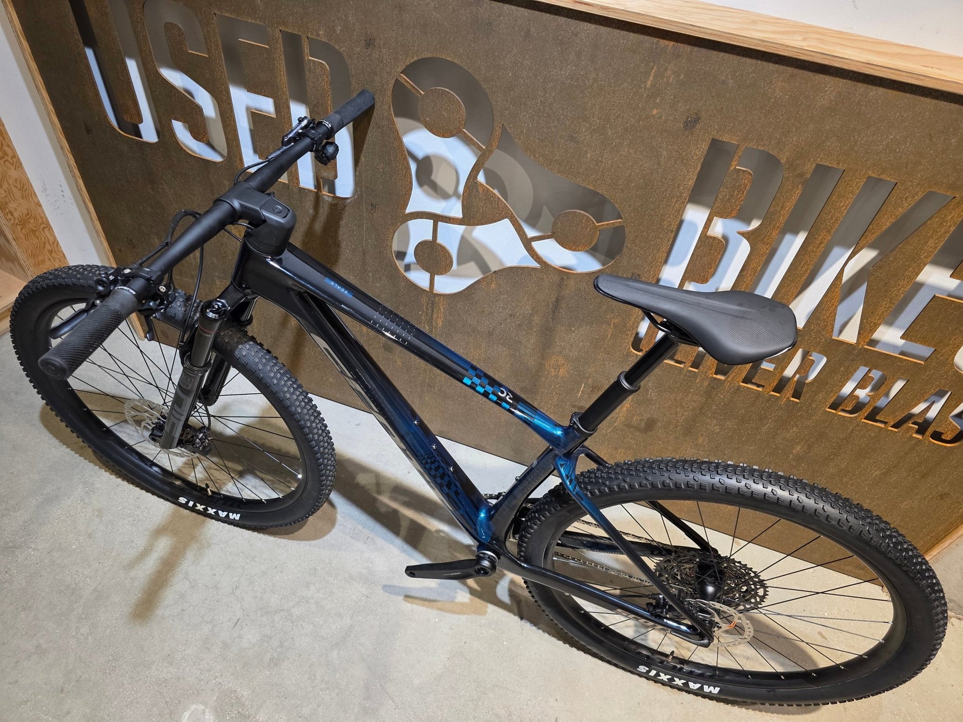Mountainbike von Scott, SCOTT SCALE RC TEAM / MARTIN GREEN / M vor USEDBIKES - OB.DE Hintergrund