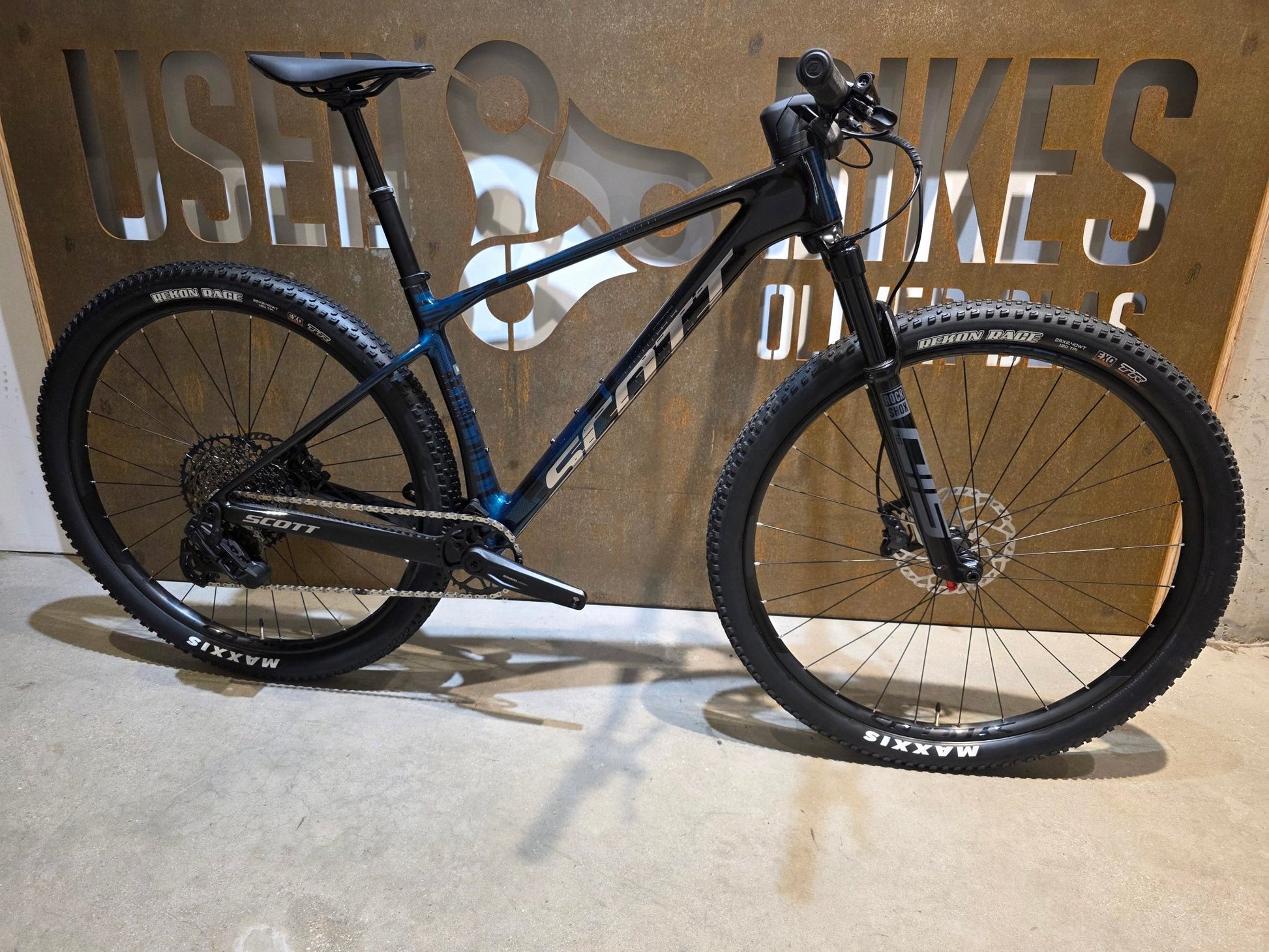 Mountainbike von Scott, SCOTT SCALE RC TEAM / MARTIN GREEN / M vor USEDBIKES - OB.DE Hintergrund