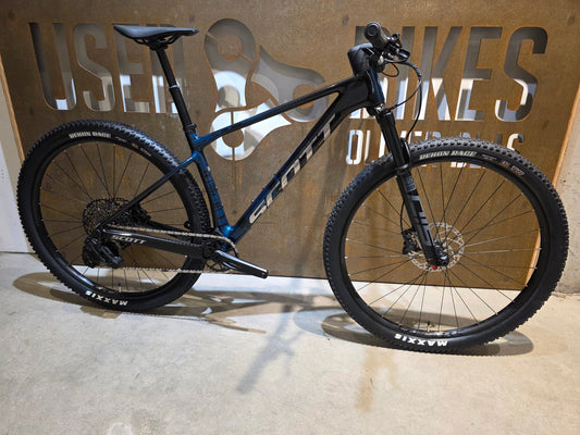 Mountainbike von Scott, SCOTT SCALE RC TEAM / MARTIN GREEN / M vor USEDBIKES - OB.DE Hintergrund