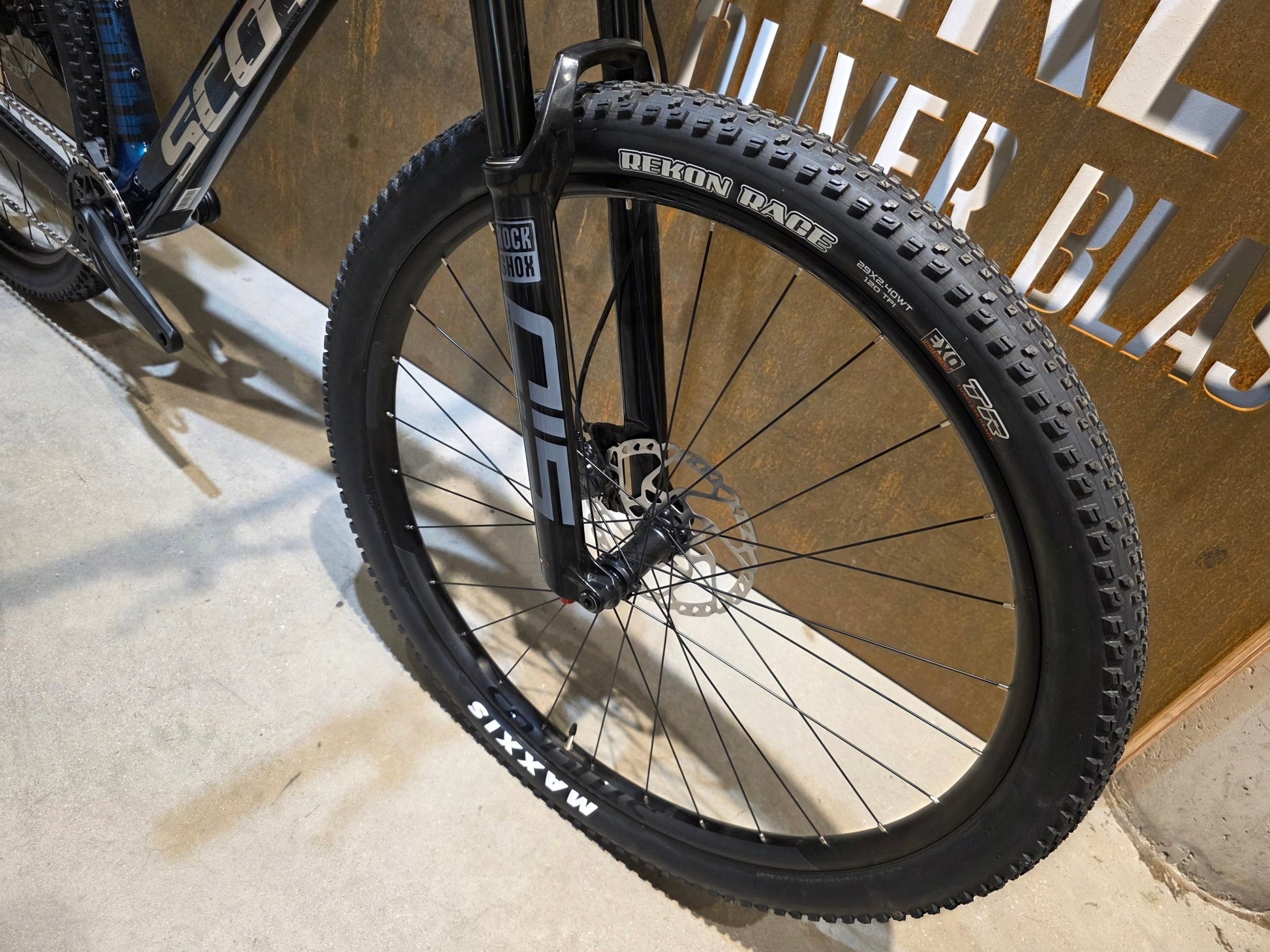 Mountainbike von Scott, SCOTT SCALE RC TEAM / MARTIN GREEN / M vor USEDBIKES - OB.DE Hintergrund