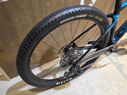 Mountainbike von Scott, SCOTT SCALE RC TEAM / MARTIN GREEN / M vor USEDBIKES - OB.DE Hintergrund
