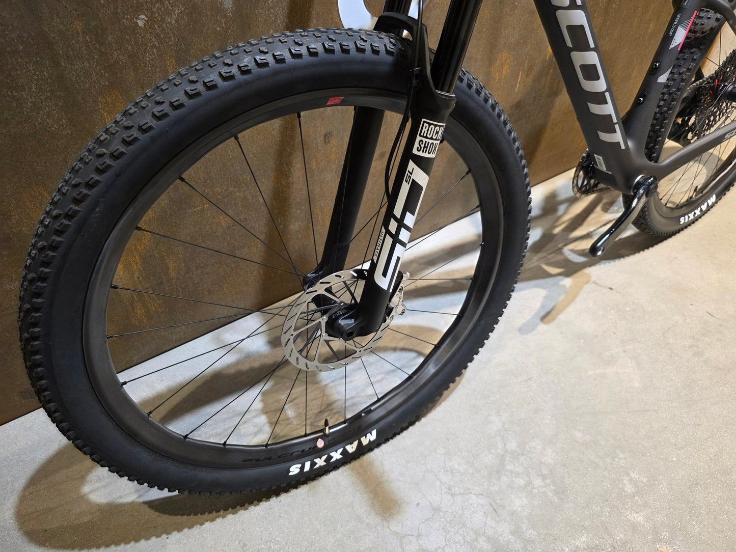 Mountainbike von Scott, SCOTT SCALE RC WORLD CUP / CARBON BLACK / M vor USEDBIKES - OB.DE Hintergrund