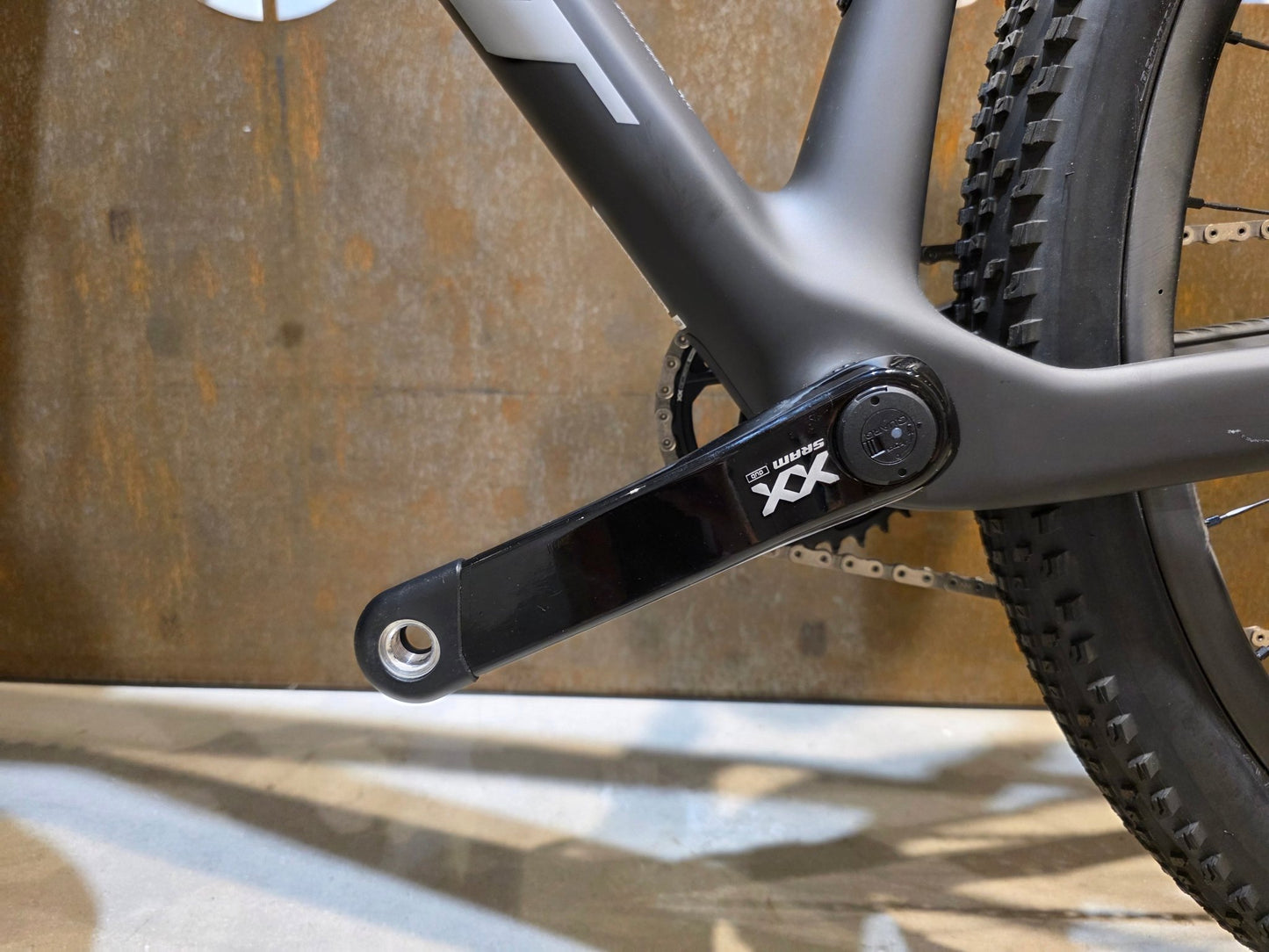Mountainbike von Scott, SCOTT SCALE RC WORLD CUP / CARBON BLACK / M vor USEDBIKES - OB.DE Hintergrund