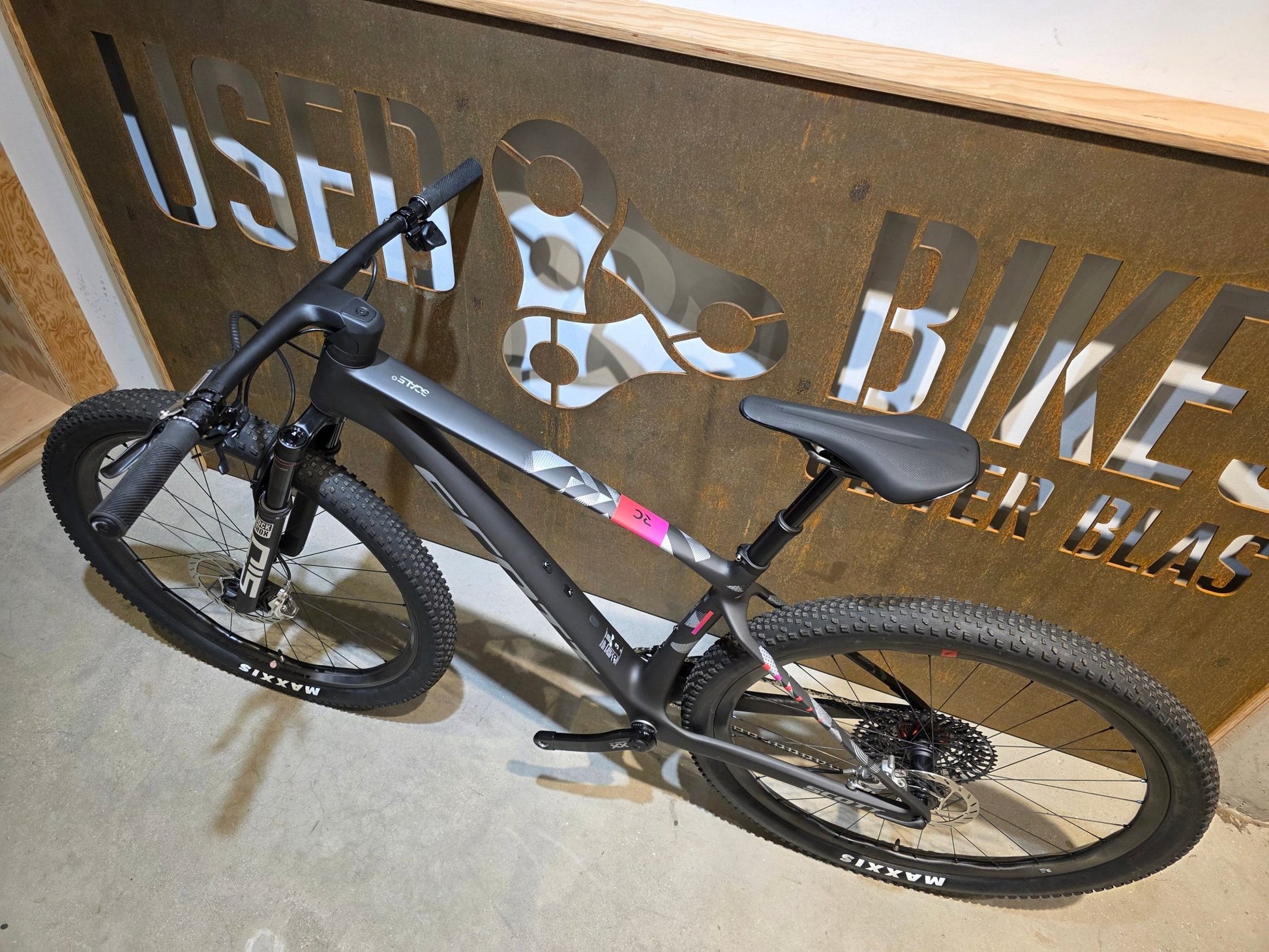 Mountainbike von Scott, SCOTT SCALE RC WORLD CUP / CARBON BLACK / M vor USEDBIKES - OB.DE Hintergrund