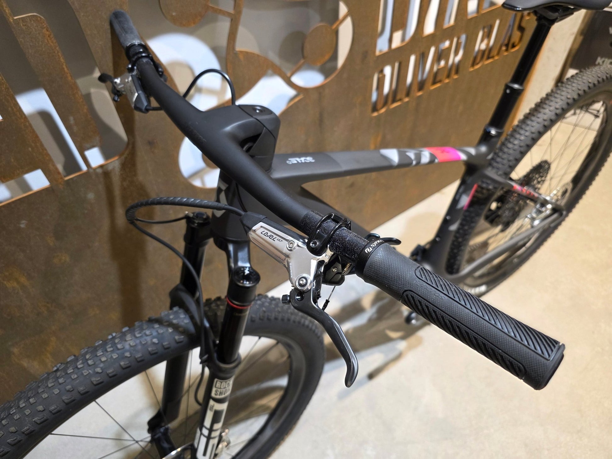 Mountainbike von Scott, SCOTT SCALE RC WORLD CUP / CARBON BLACK / M vor USEDBIKES - OB.DE Hintergrund