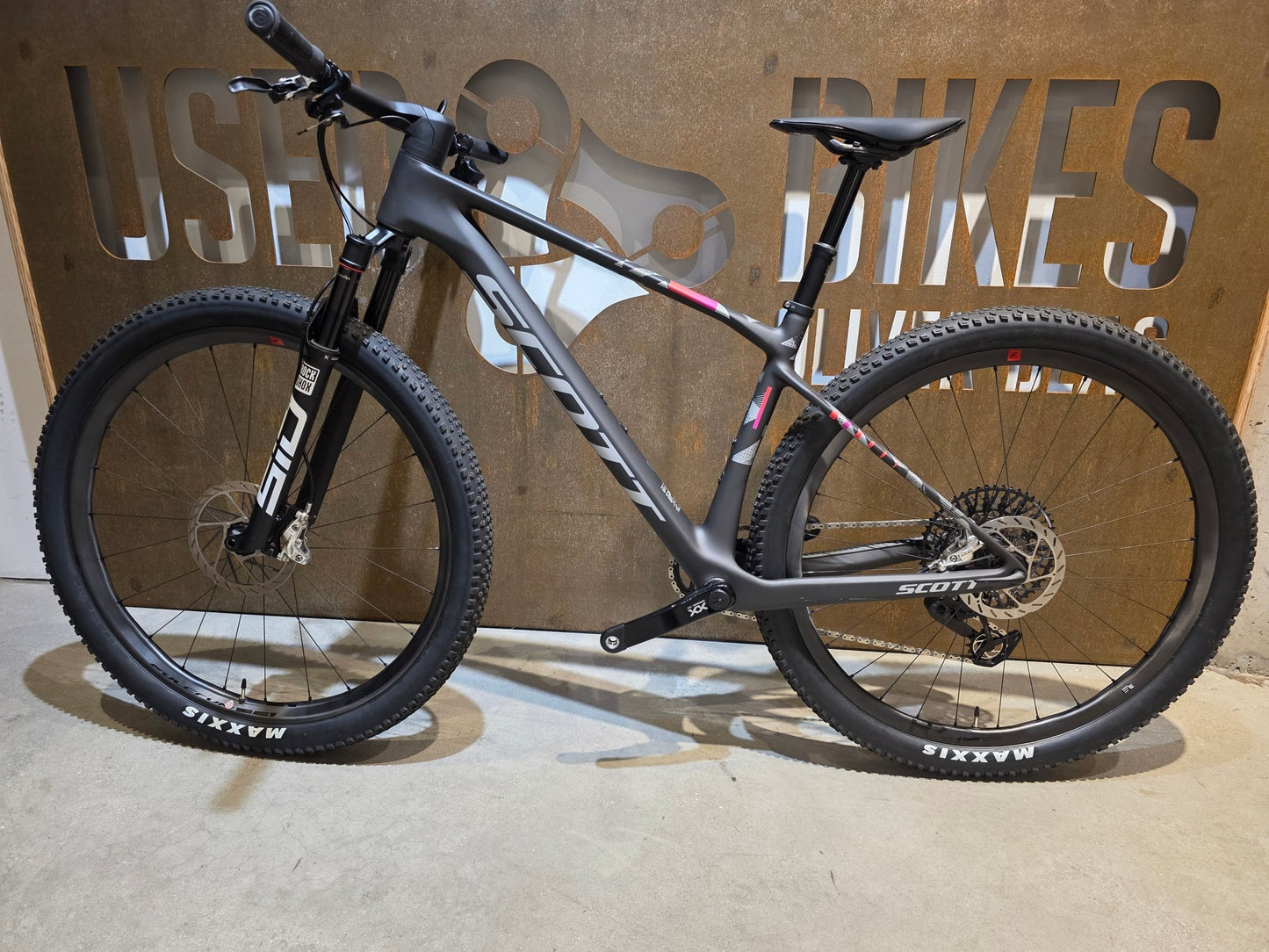 Mountainbike von Scott, SCOTT SCALE RC WORLD CUP / CARBON BLACK / M vor USEDBIKES - OB.DE Hintergrund