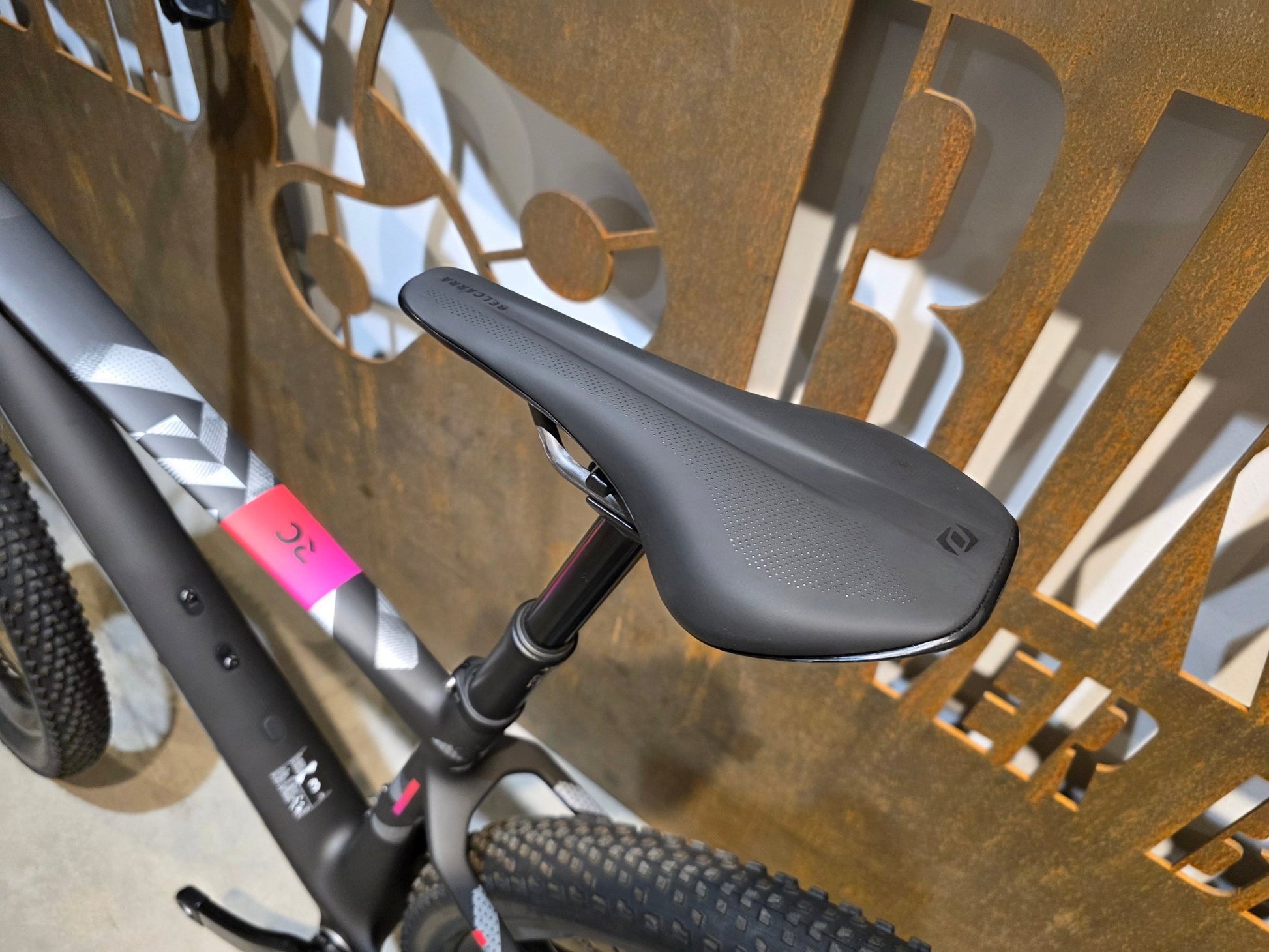 Mountainbike von Scott, SCOTT SCALE RC WORLD CUP / CARBON BLACK / M vor USEDBIKES - OB.DE Hintergrund