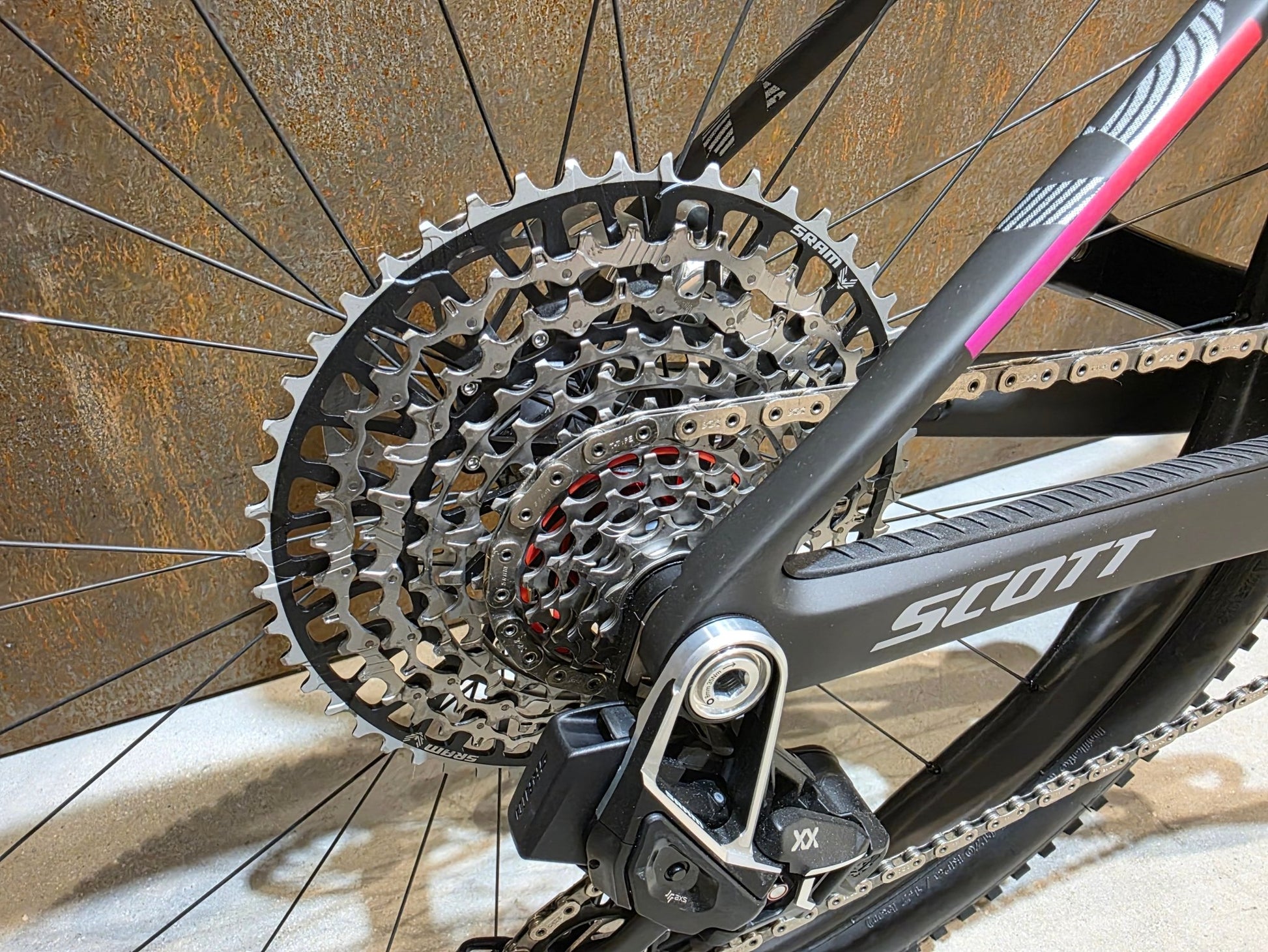 Mountainbike von Scott, SCOTT SCALE RC WORLD CUP / CARBON BLACK / M vor USEDBIKES - OB.DE Hintergrund