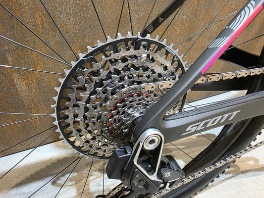 Mountainbike von Scott, SCOTT SCALE RC WORLD CUP / CARBON BLACK / M vor USEDBIKES - OB.DE Hintergrund
