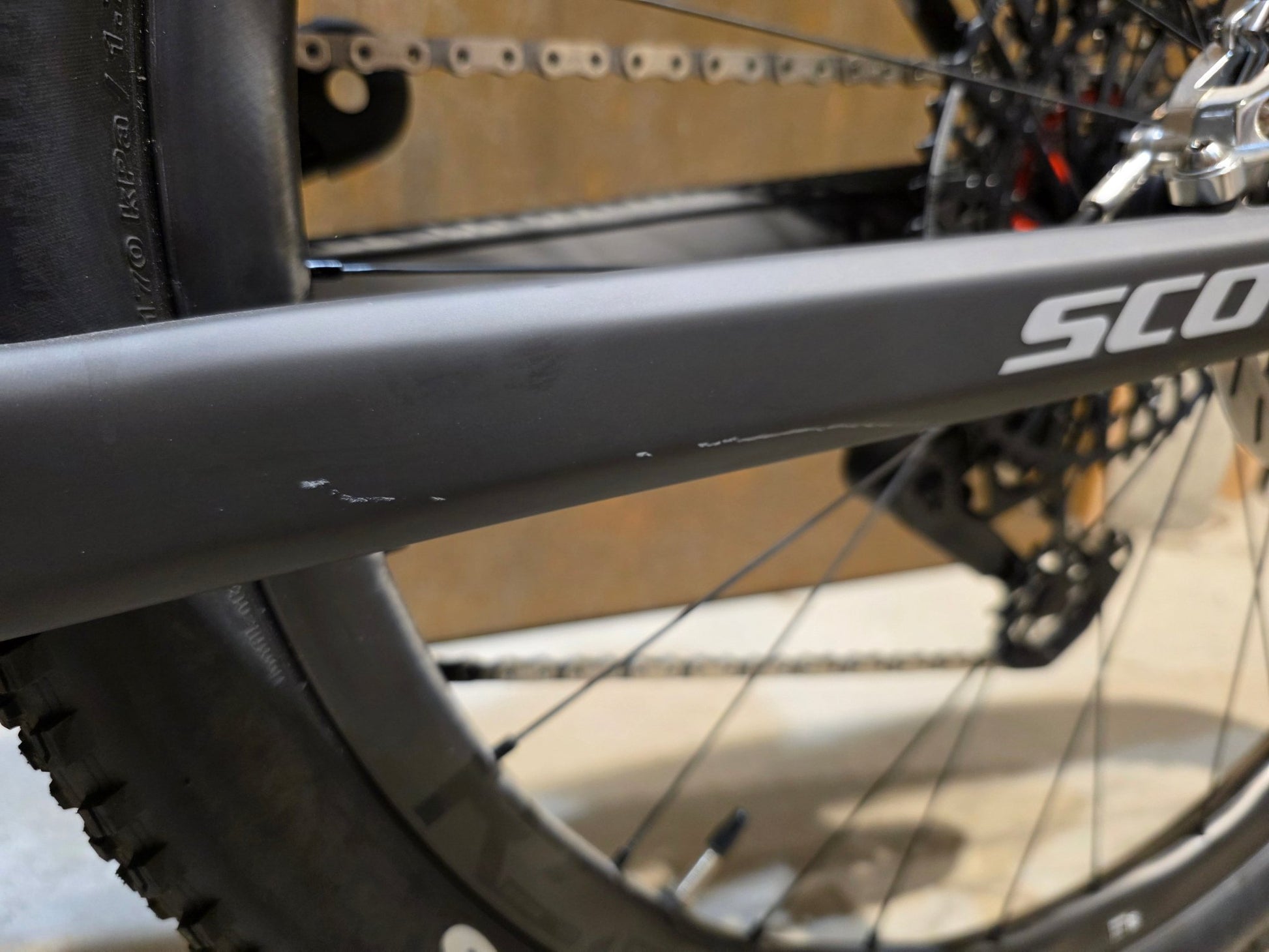Mountainbike von Scott, SCOTT SCALE RC WORLD CUP / CARBON BLACK / M vor USEDBIKES - OB.DE Hintergrund