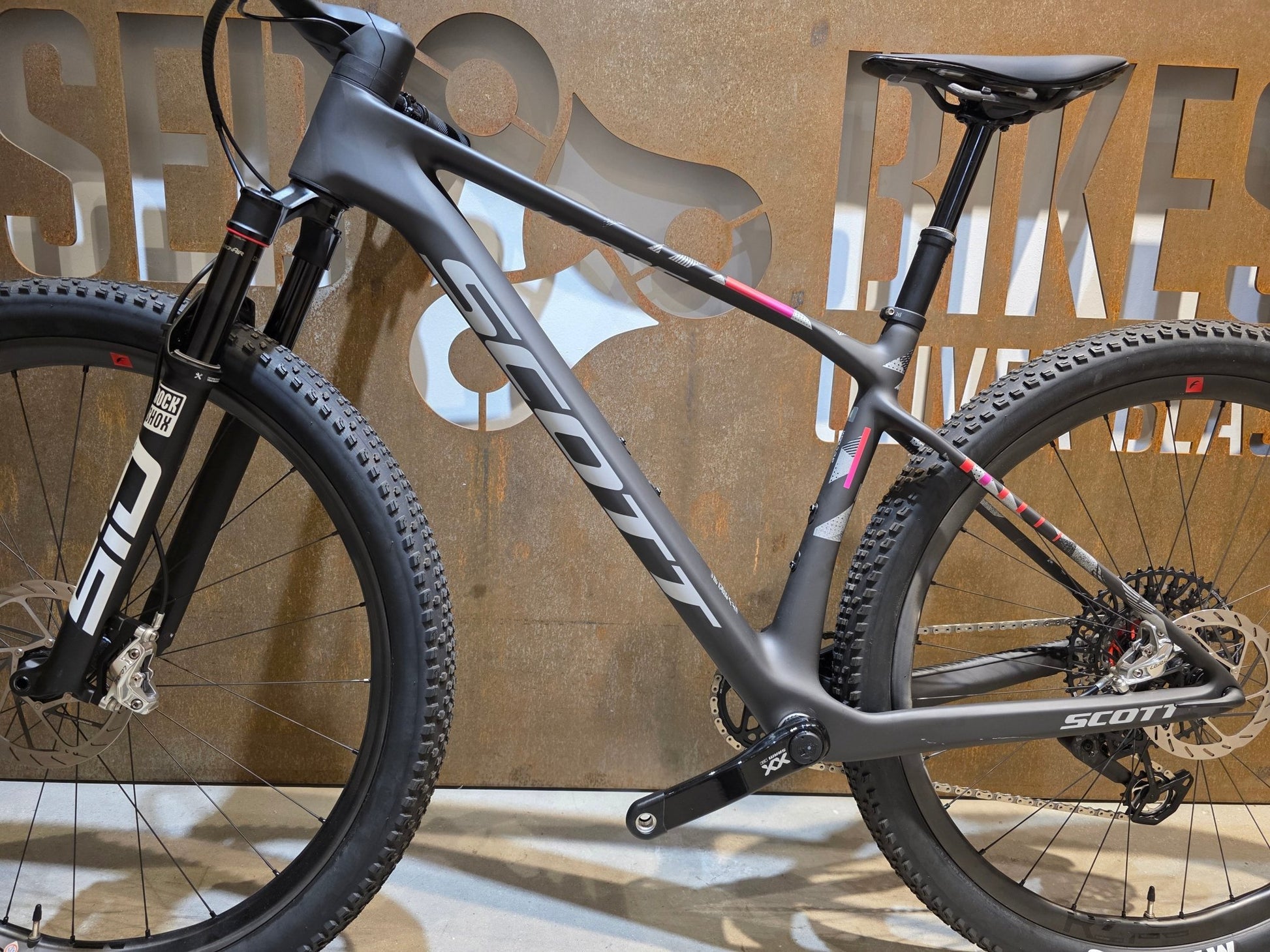 Mountainbike von Scott, SCOTT SCALE RC WORLD CUP / CARBON BLACK / M vor USEDBIKES - OB.DE Hintergrund