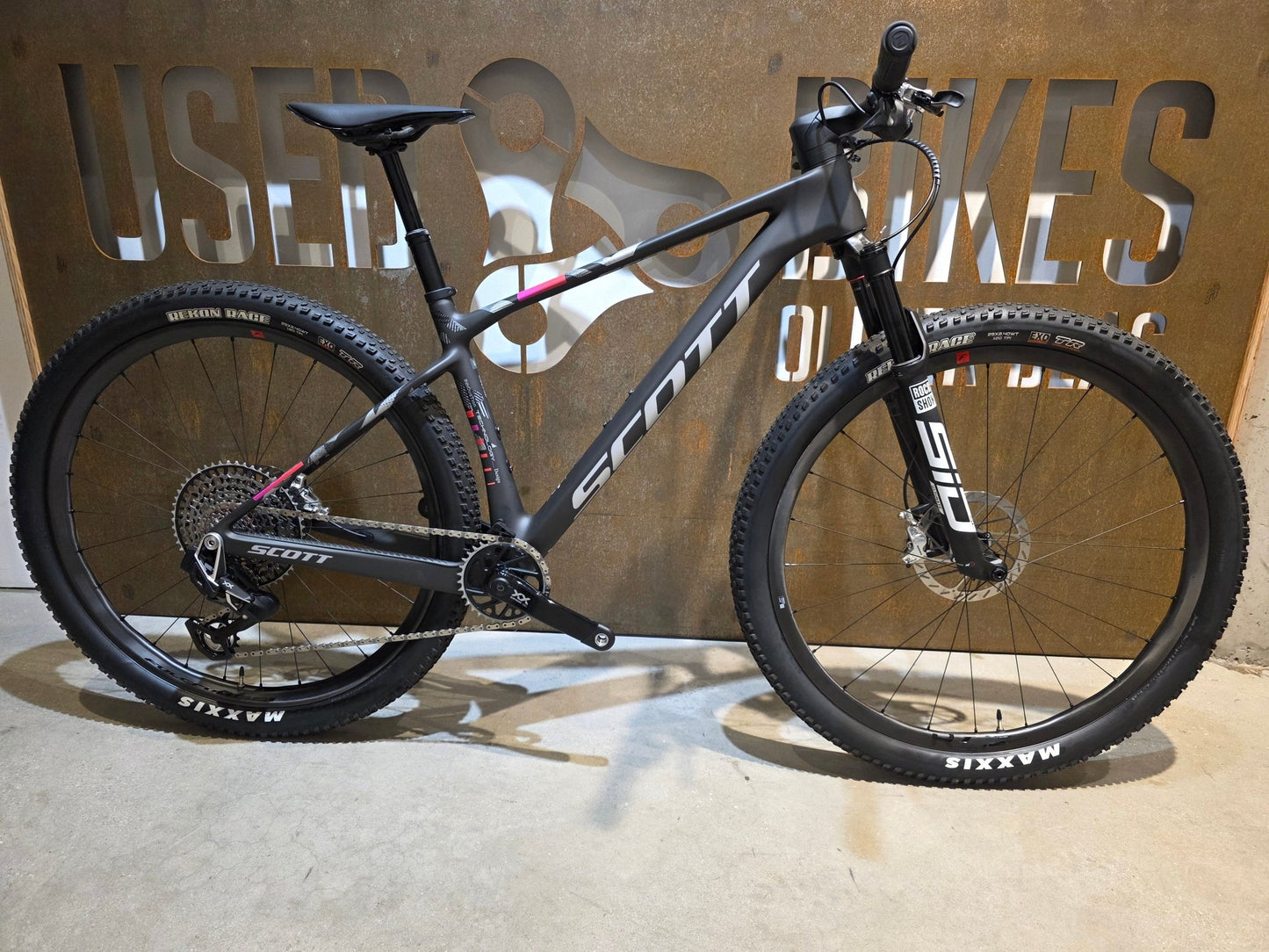 Mountainbike von Scott, SCOTT SCALE RC WORLD CUP / CARBON BLACK / M vor USEDBIKES - OB.DE Hintergrund