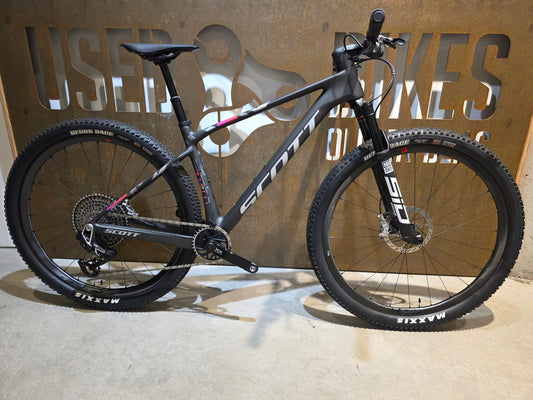 Mountainbike von Scott, SCOTT SCALE RC WORLD CUP / CARBON BLACK / M vor USEDBIKES - OB.DE Hintergrund