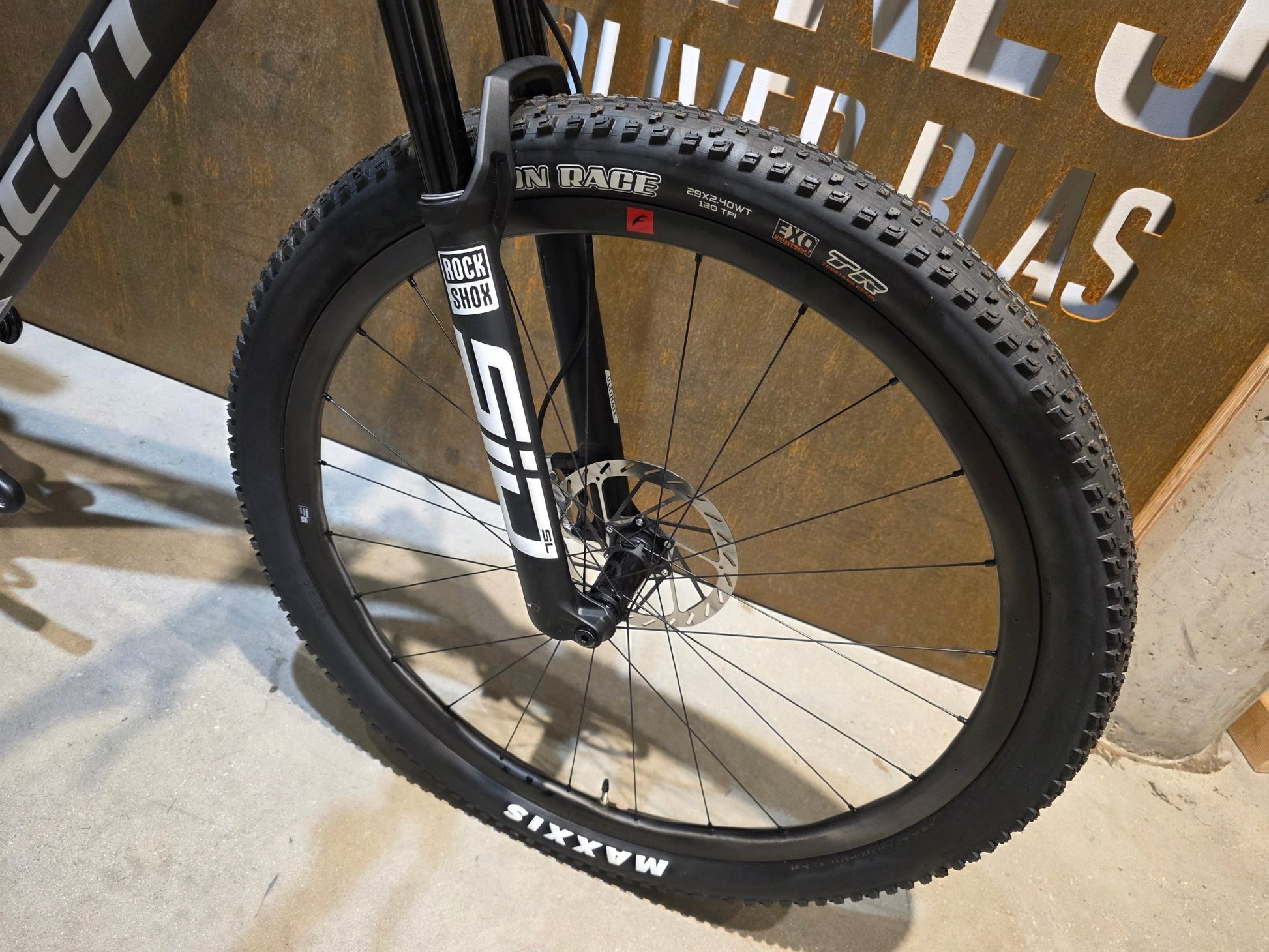 Mountainbike von Scott, SCOTT SCALE RC WORLD CUP / CARBON BLACK / M vor USEDBIKES - OB.DE Hintergrund