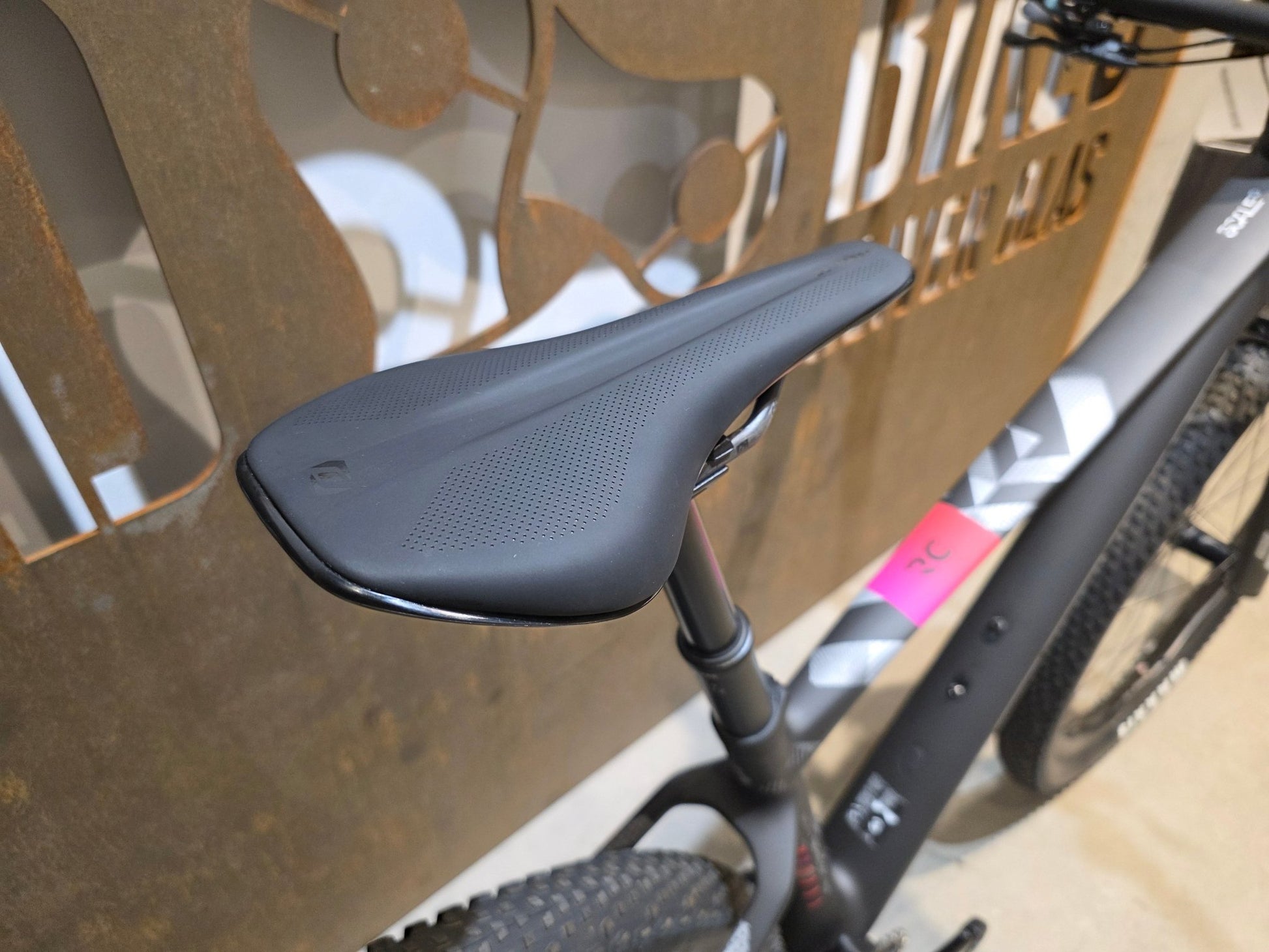 Mountainbike von Scott, SCOTT SCALE RC WORLD CUP / CARBON BLACK / M vor USEDBIKES - OB.DE Hintergrund