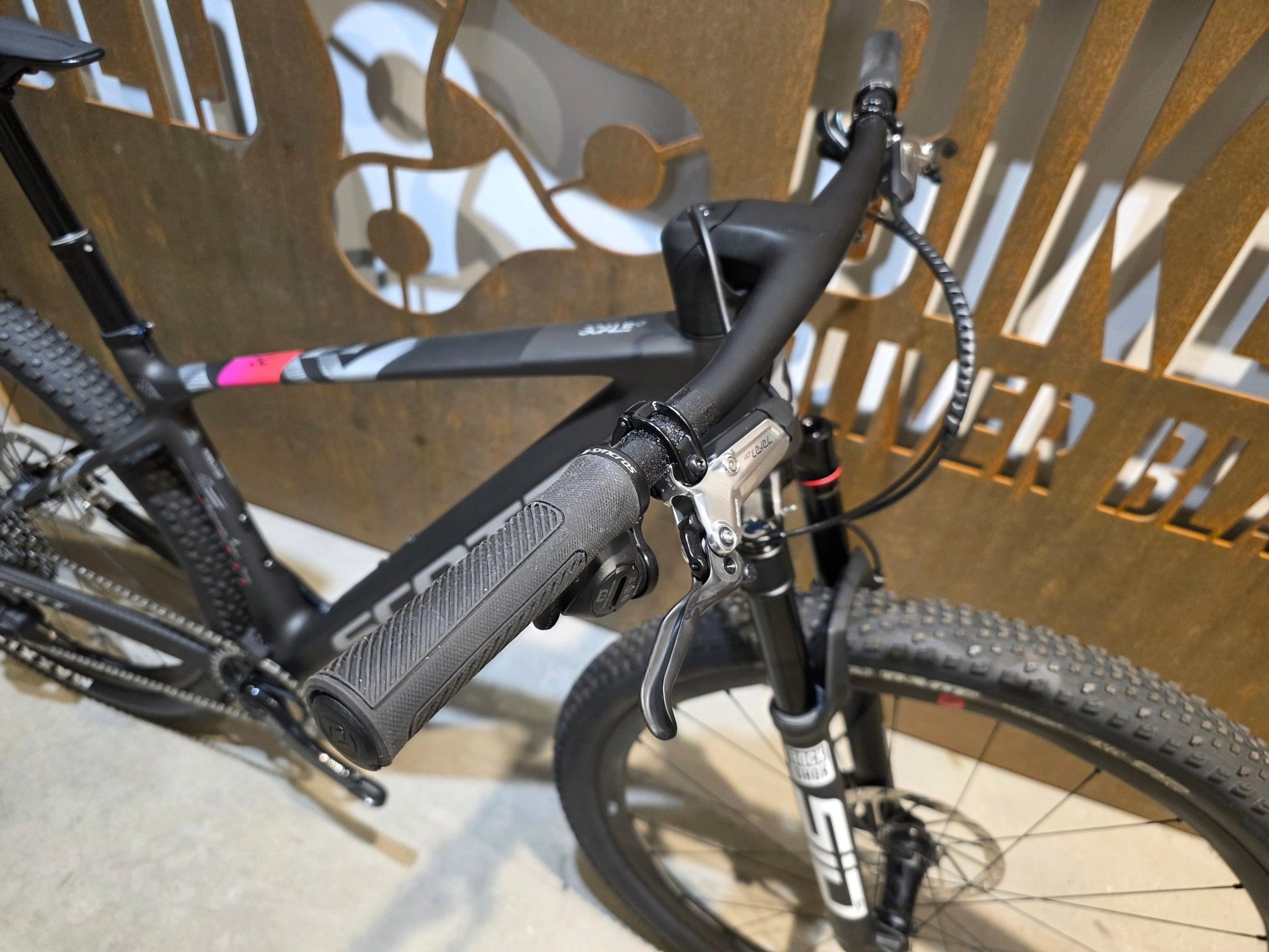 Mountainbike von Scott, SCOTT SCALE RC WORLD CUP / CARBON BLACK / M vor USEDBIKES - OB.DE Hintergrund