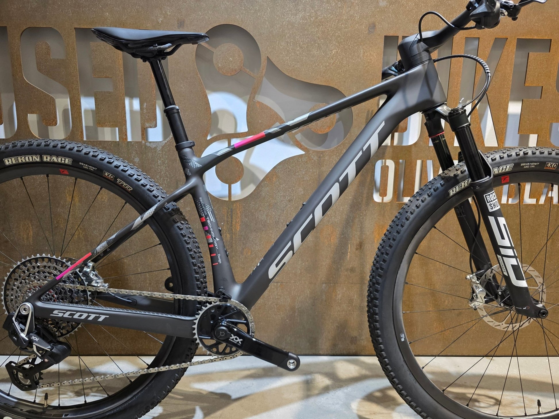 Mountainbike von Scott, SCOTT SCALE RC WORLD CUP / CARBON BLACK / M vor USEDBIKES - OB.DE Hintergrund