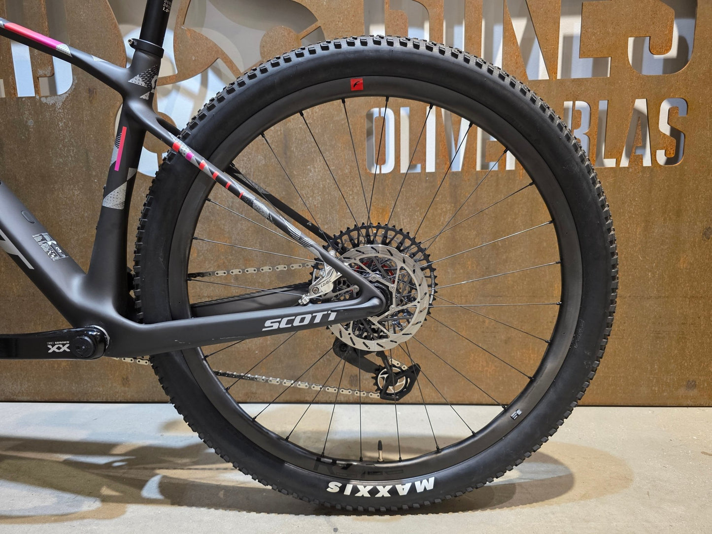 Mountainbike von Scott, SCOTT SCALE RC WORLD CUP / CARBON BLACK / M vor USEDBIKES - OB.DE Hintergrund