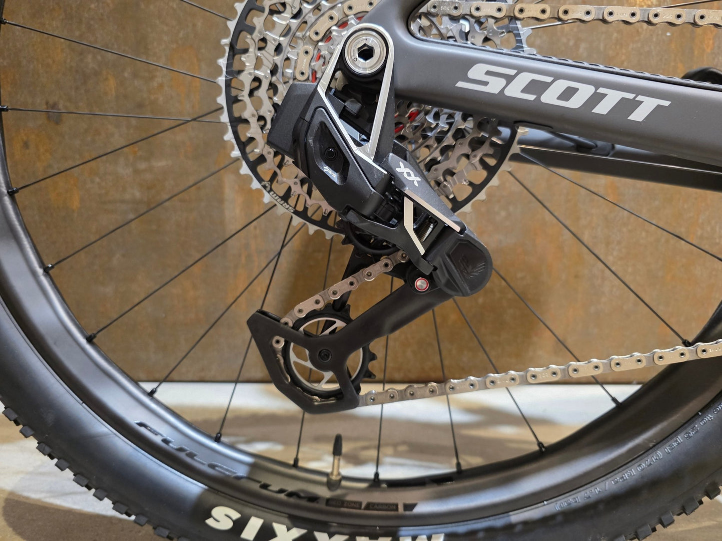 Mountainbike von Scott, SCOTT SCALE RC WORLD CUP / CARBON BLACK / M vor USEDBIKES - OB.DE Hintergrund