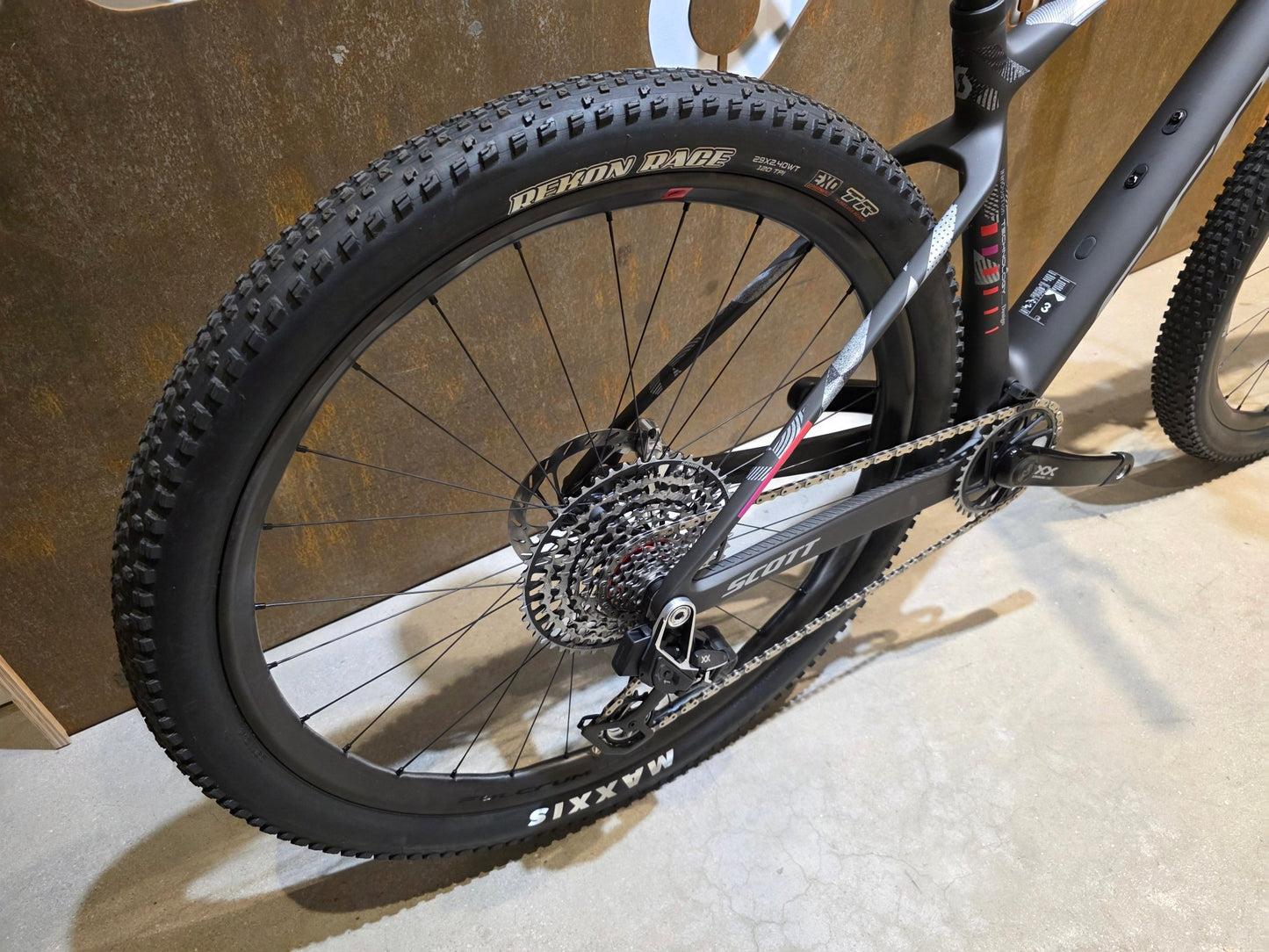 Mountainbike von Scott, SCOTT SCALE RC WORLD CUP / CARBON BLACK / M vor USEDBIKES - OB.DE Hintergrund