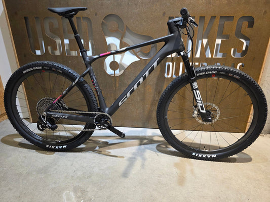 Mountainbike von Scott, SCOTT SCALE RC WORLD CUP / CARBON BLACK / XL vor USEDBIKES - OB.DE Hintergrund