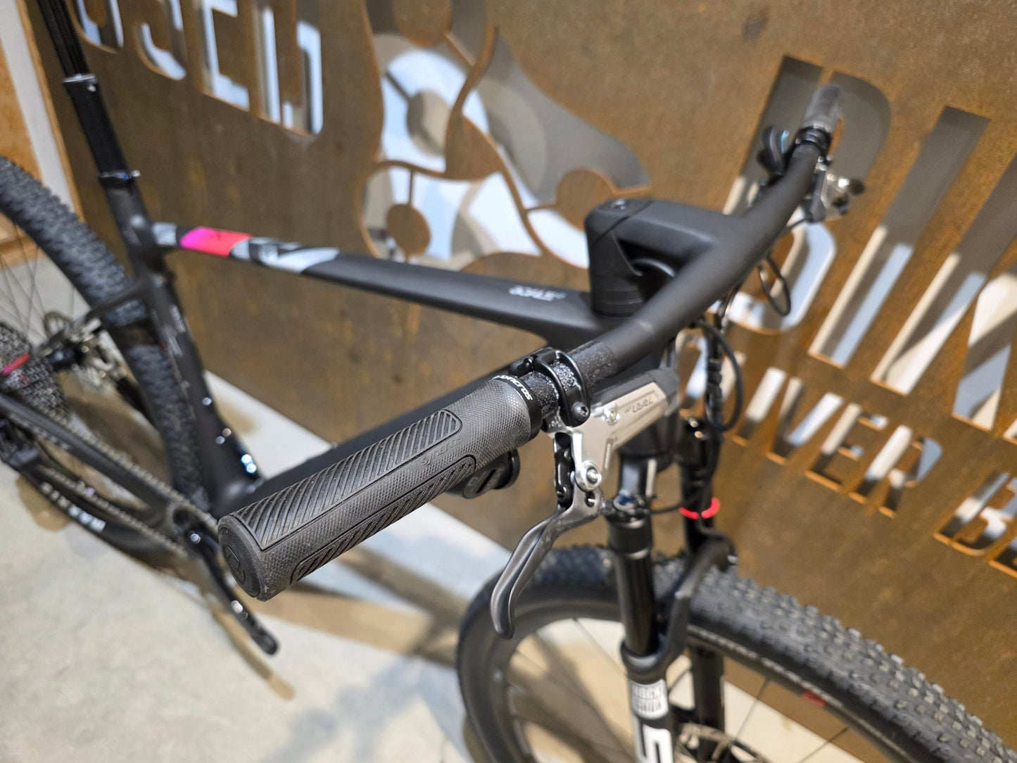 Mountainbike von Scott, SCOTT SCALE RC WORLD CUP / CARBON BLACK / XL vor USEDBIKES - OB.DE Hintergrund