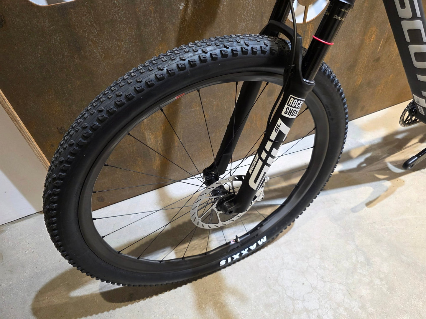 Mountainbike von Scott, SCOTT SCALE RC WORLD CUP / CARBON BLACK / XL vor USEDBIKES - OB.DE Hintergrund