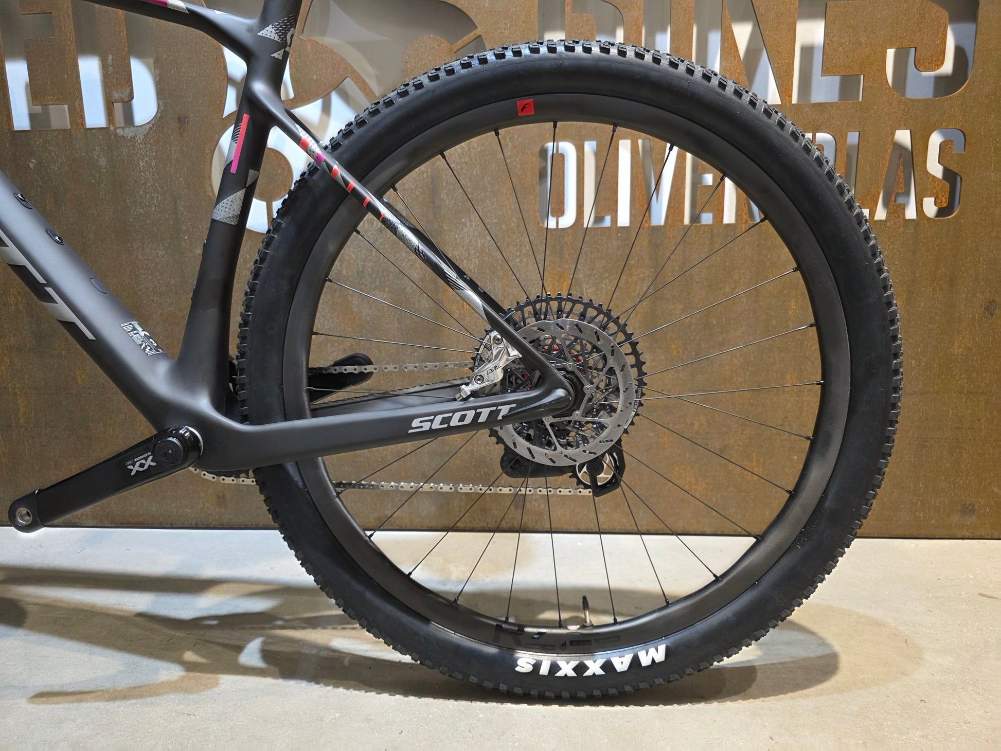 Mountainbike von Scott, SCOTT SCALE RC WORLD CUP / CARBON BLACK / XL vor USEDBIKES - OB.DE Hintergrund
